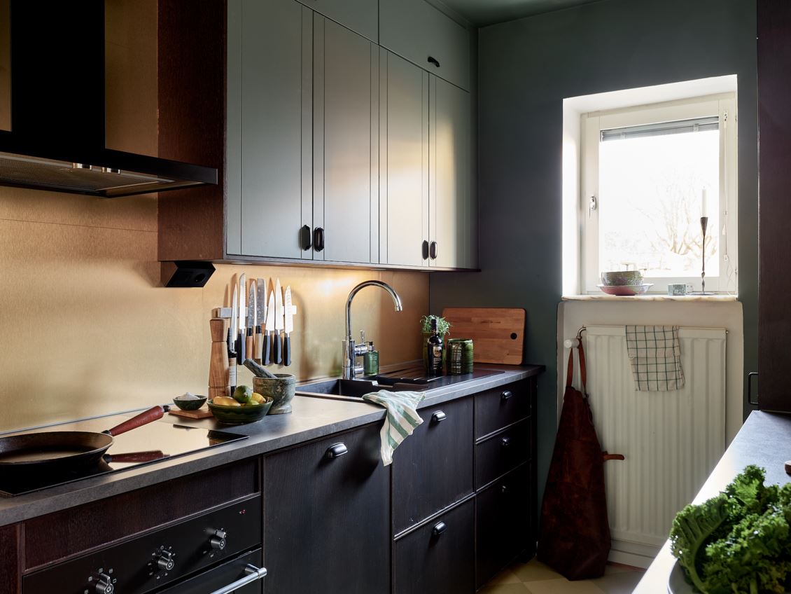 cuisine noire murs verts décoration scandinave