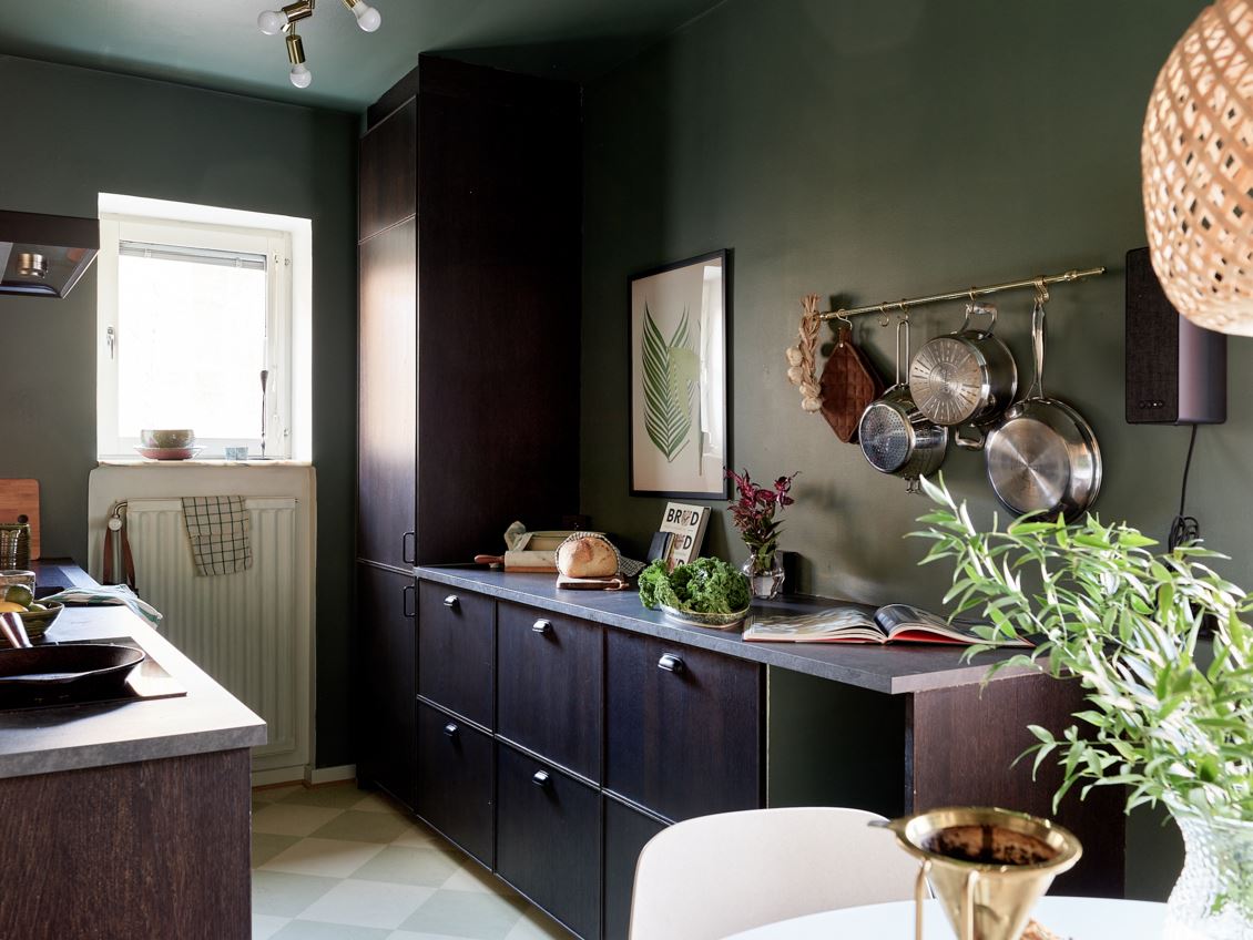 cuisine noire murs verts décoration scandinave