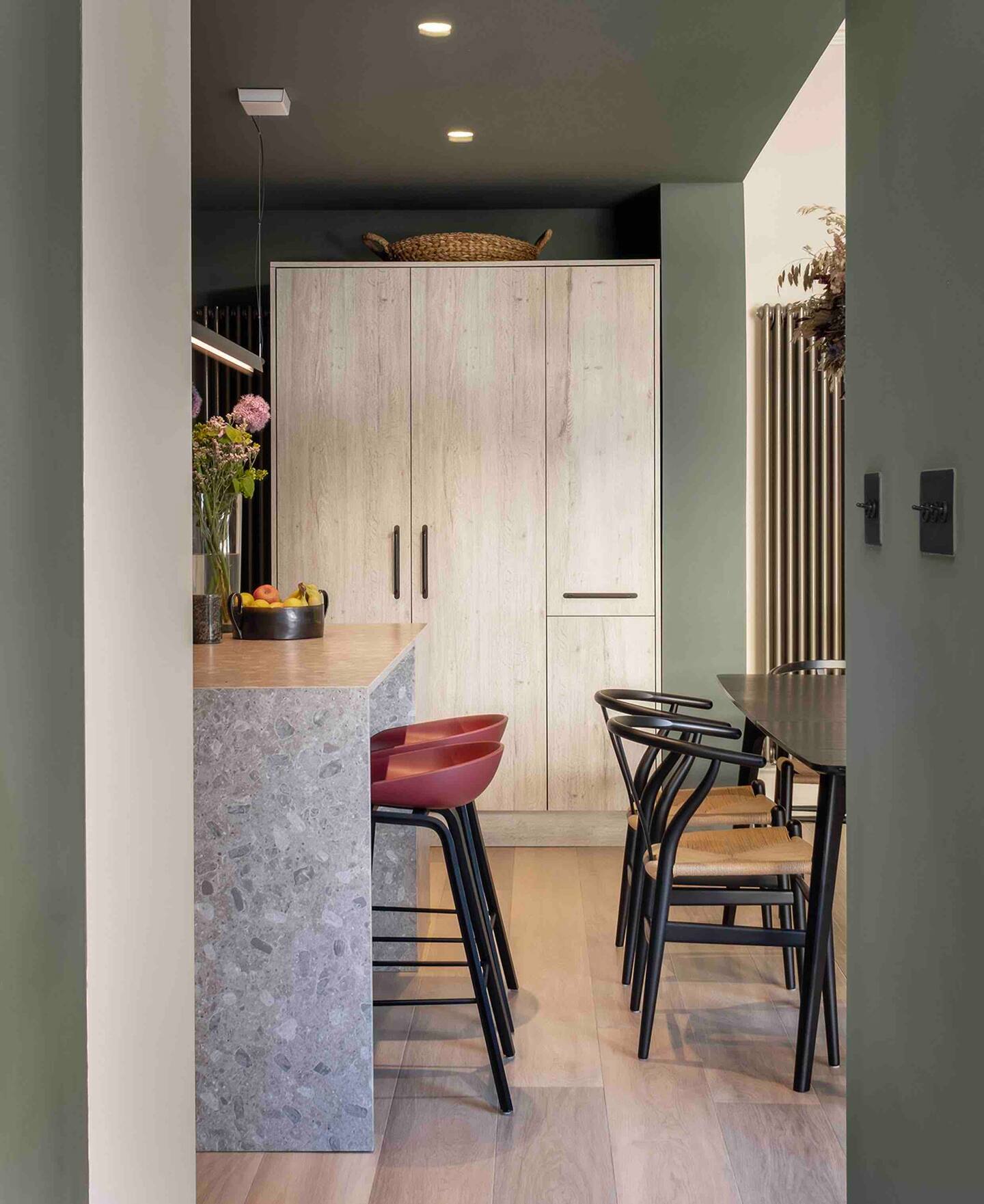 cuisine avec îlot terrazzo gris