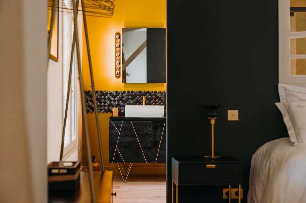 chambre avec salle de bain Château de Neyran redécoré par Maisons du Monde