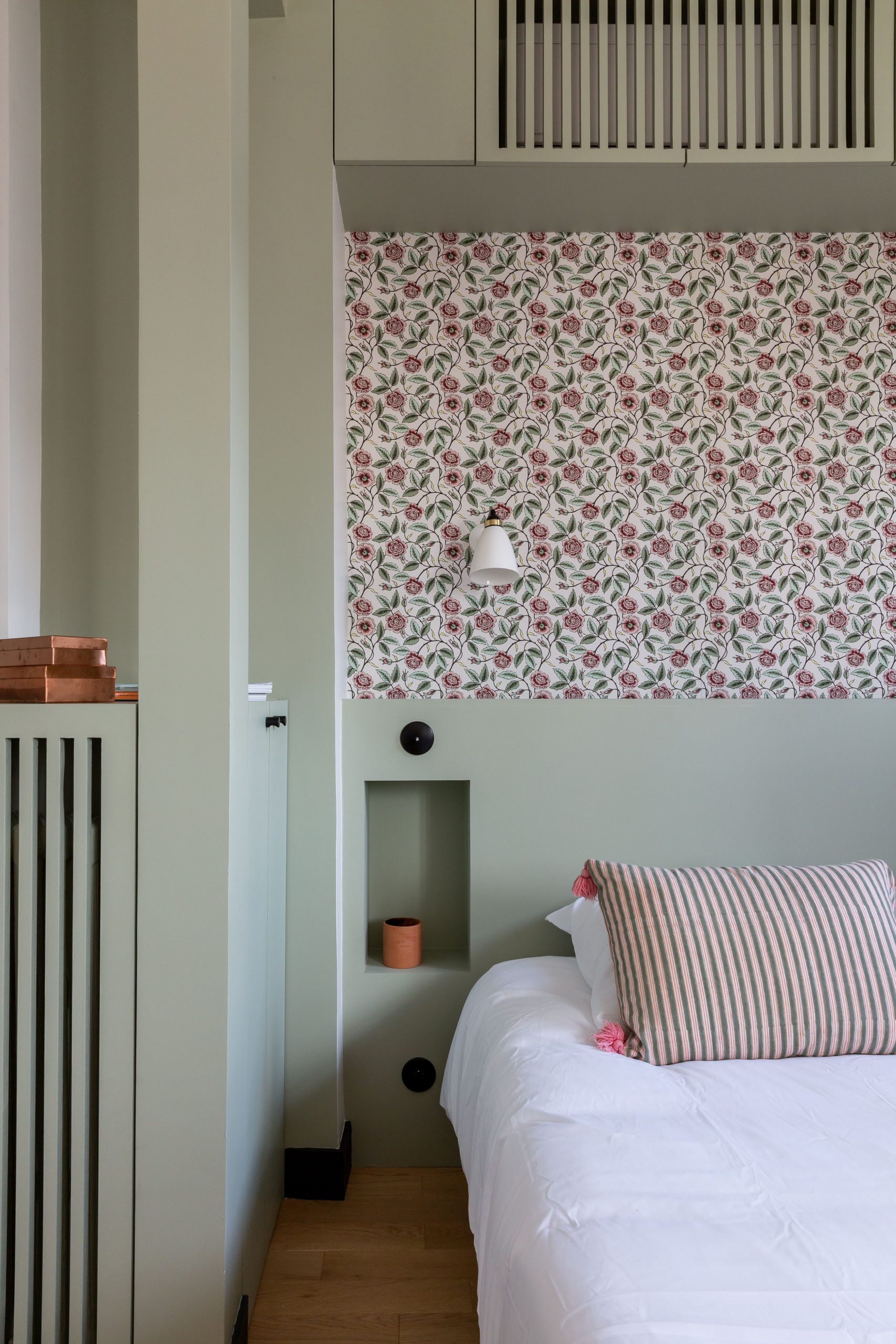 chambre avec papier-peint appartement 30m2 Paris