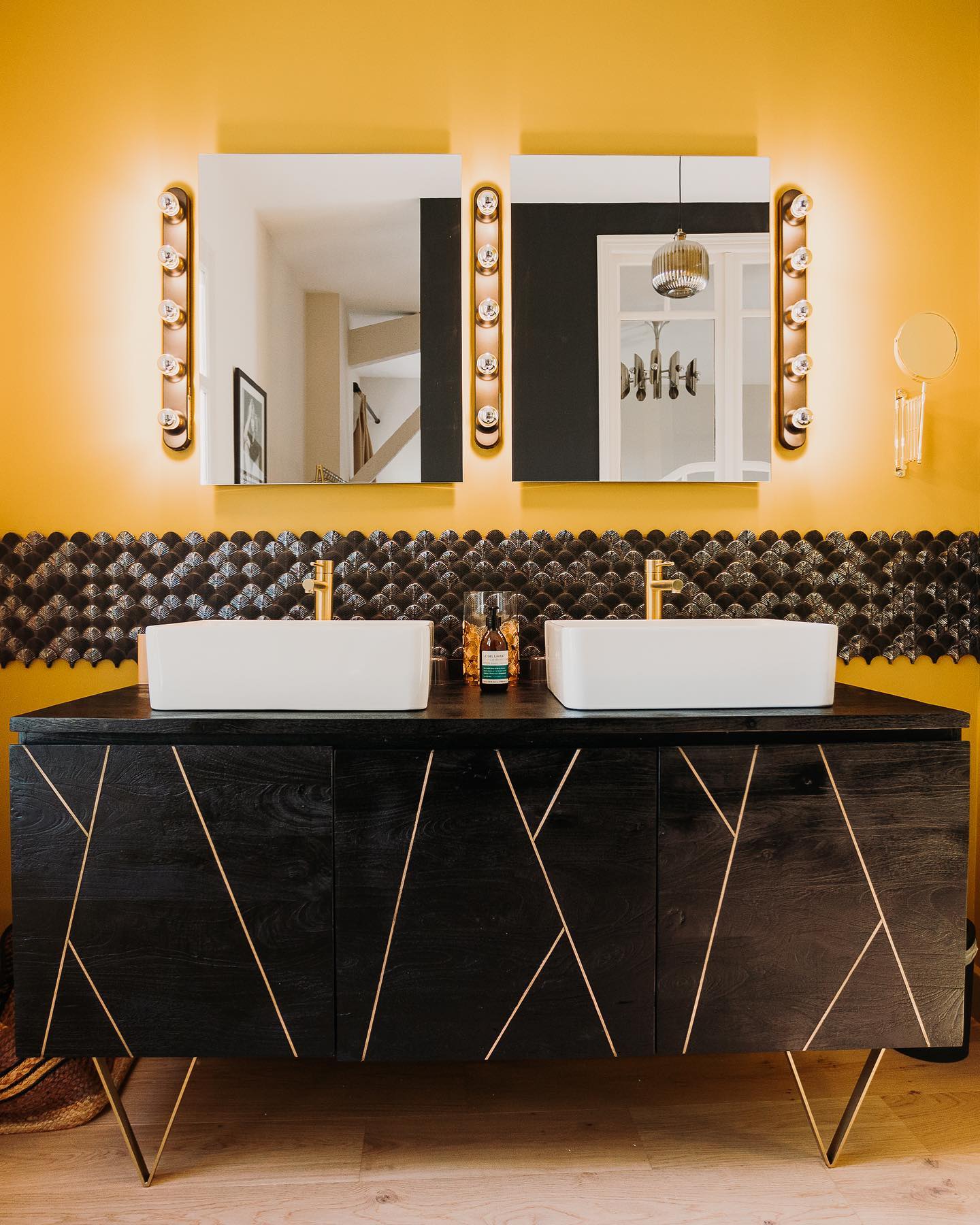 salle de bain jaune et noire Château de Neyran