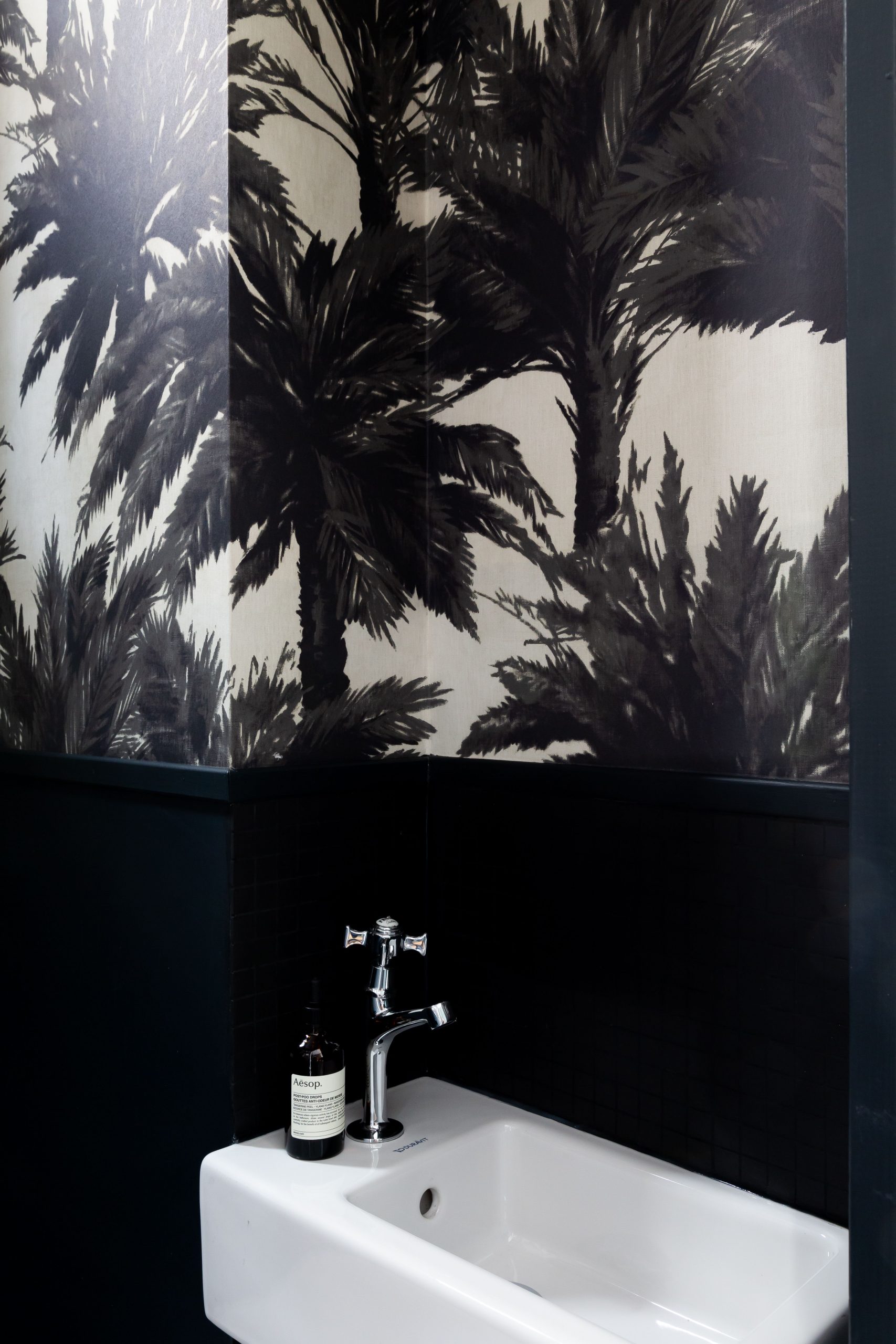 toilettes avec papier-peint