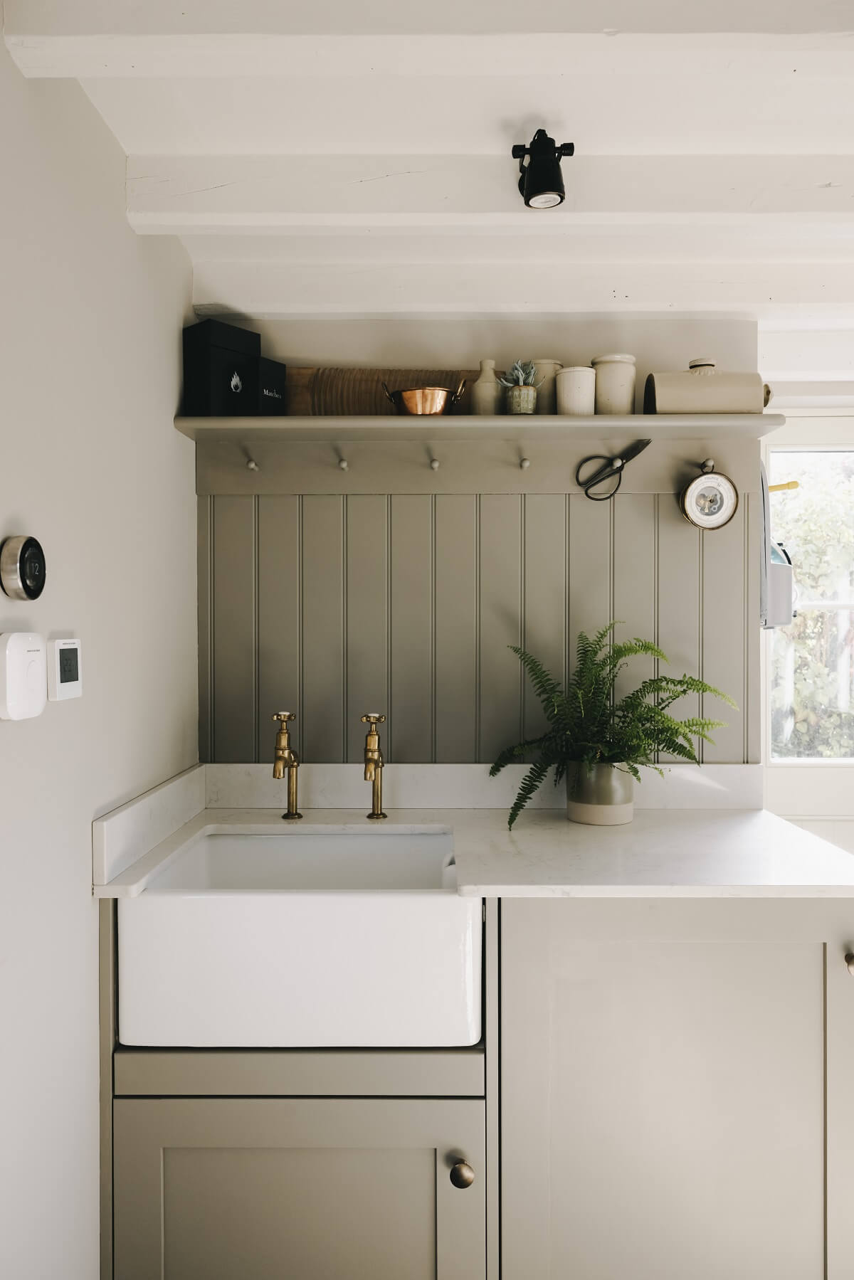 cuisine style shaker gris clair et vert sauge