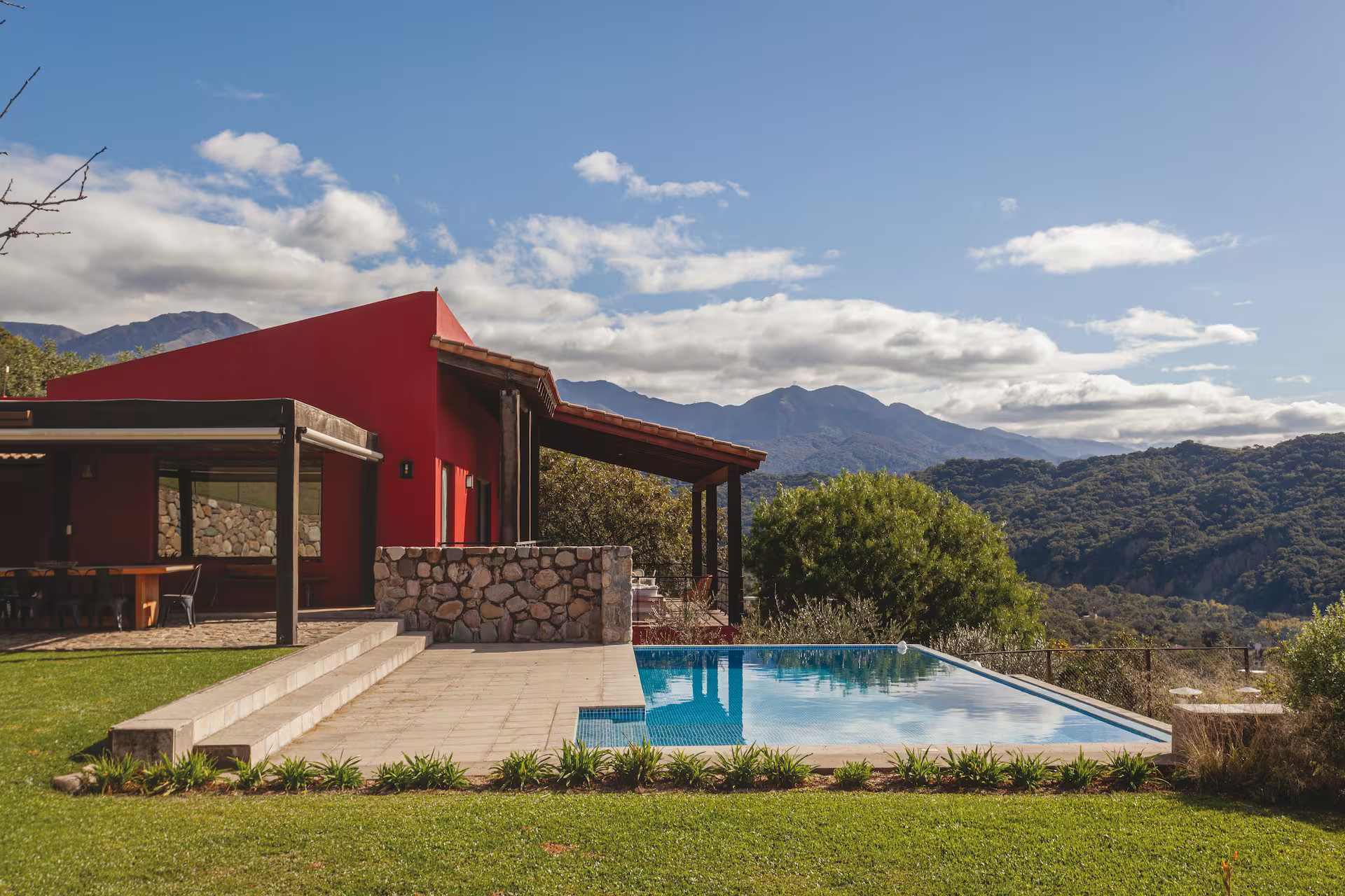 maison rouge en haut d'une colline