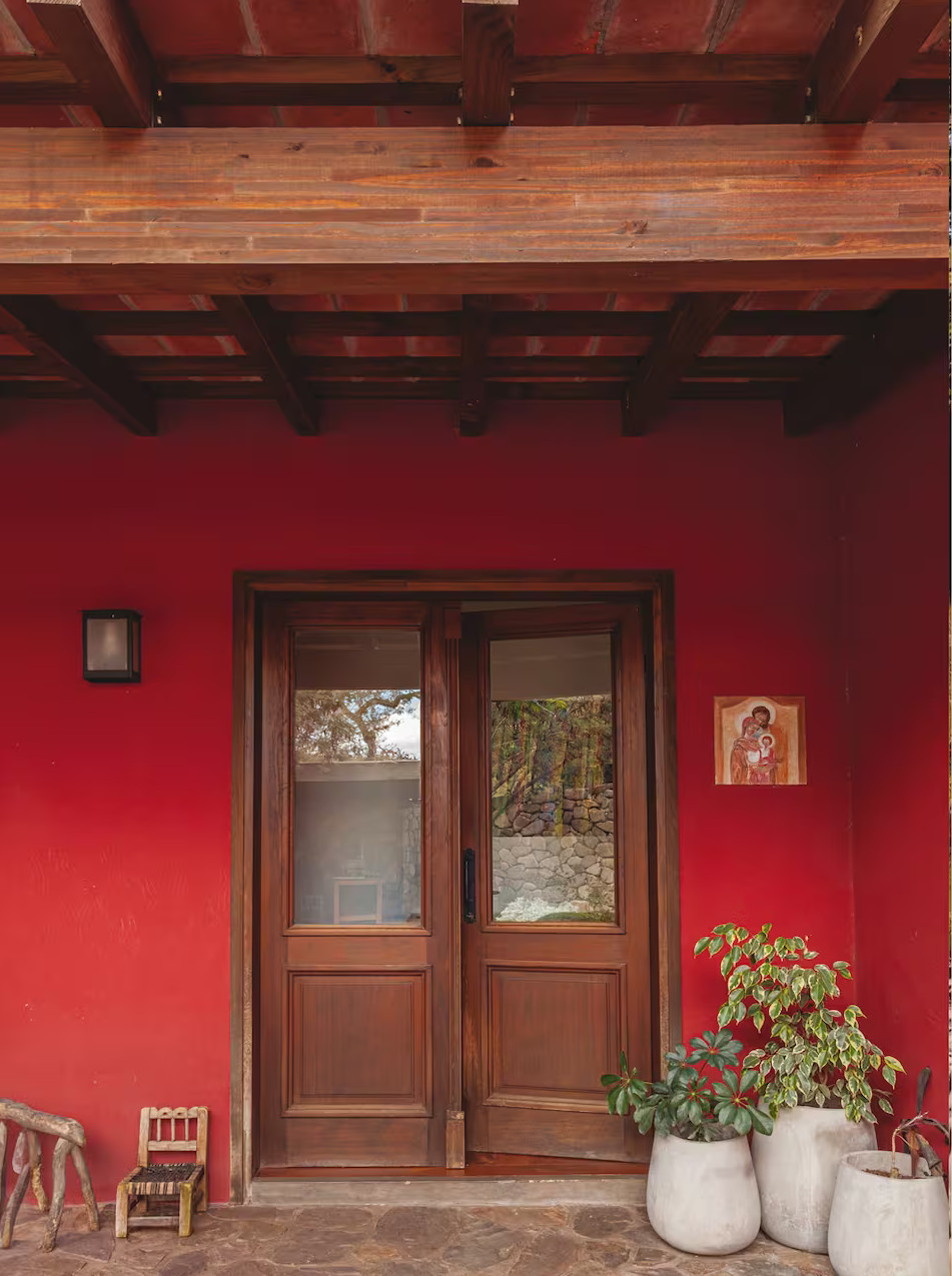 entrée maison rouge en haut d'une colline