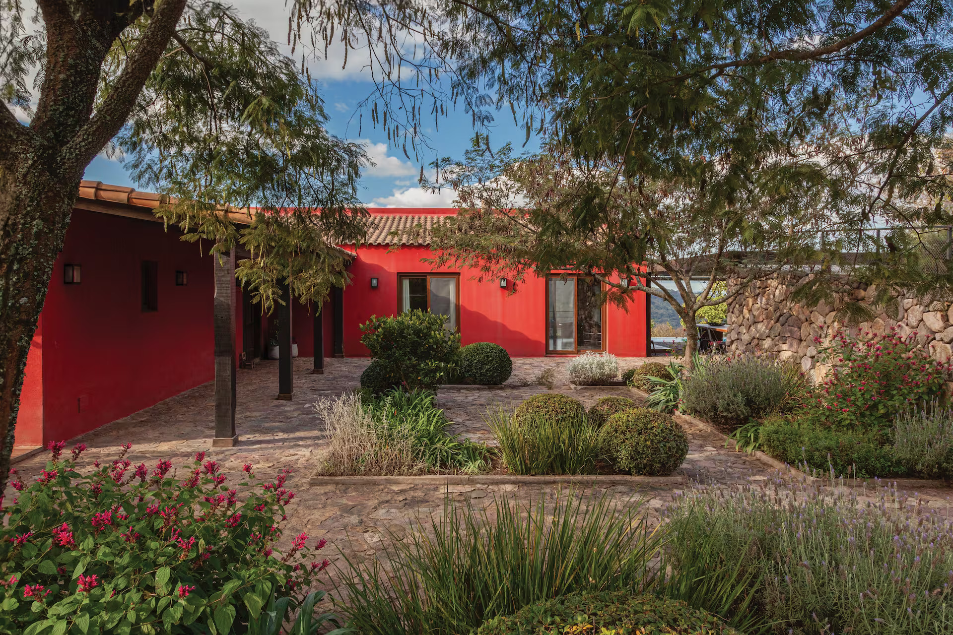 maison rouge en haut d'une colline