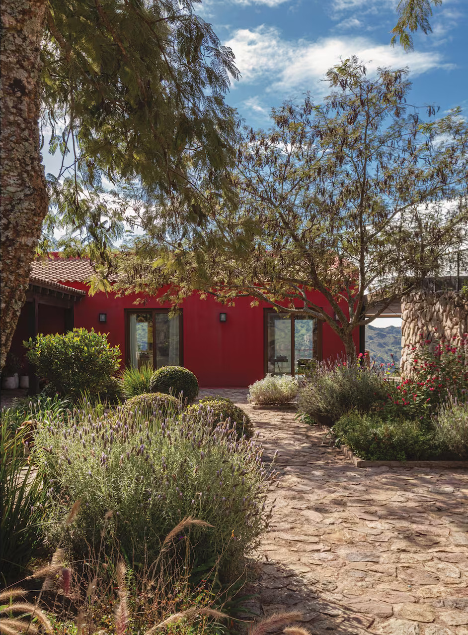 maison rouge en haut d'une colline