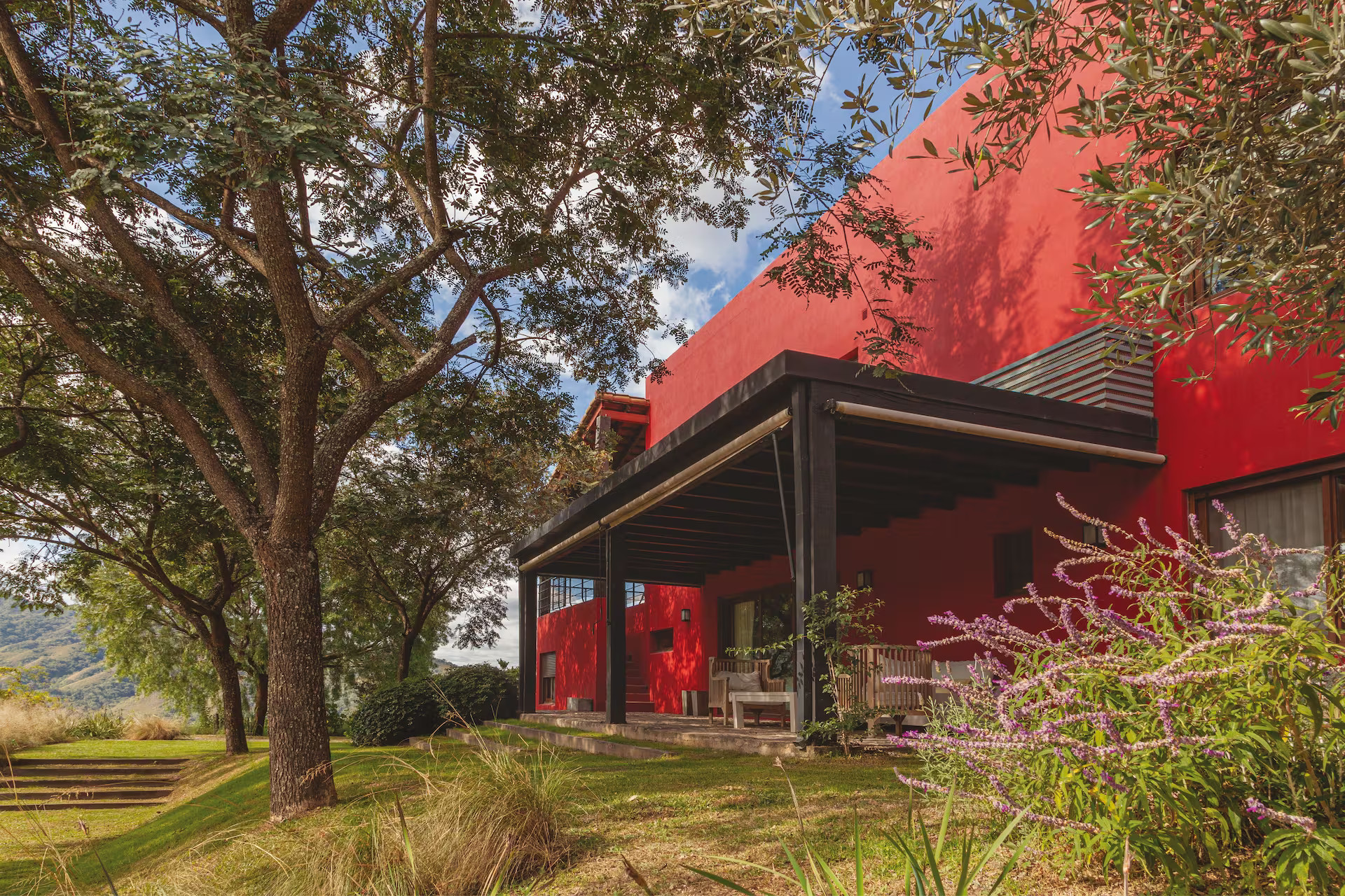maison rouge en haut d'une colline