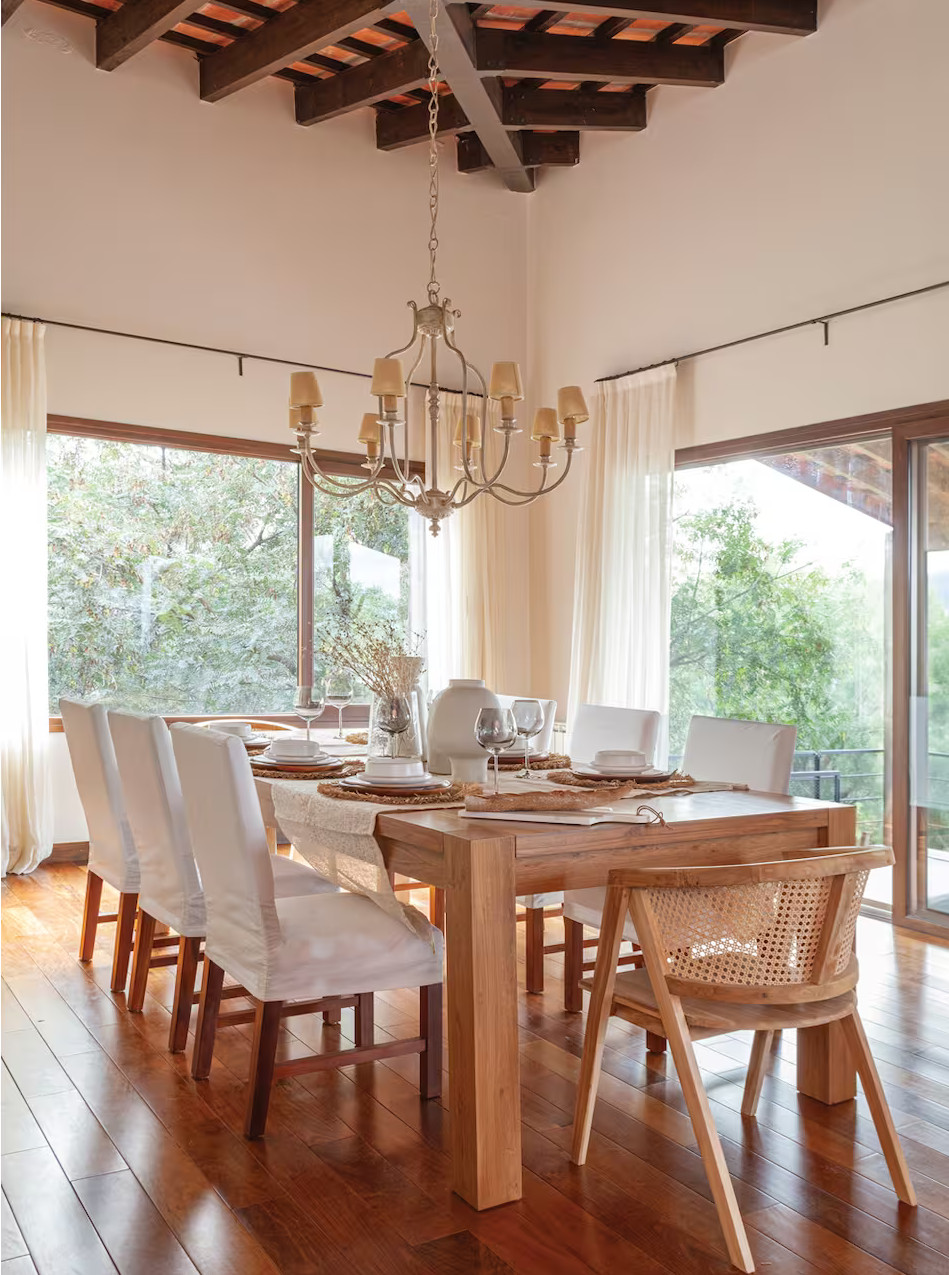 salle à manger avec poutres décoration naturelle et rustique