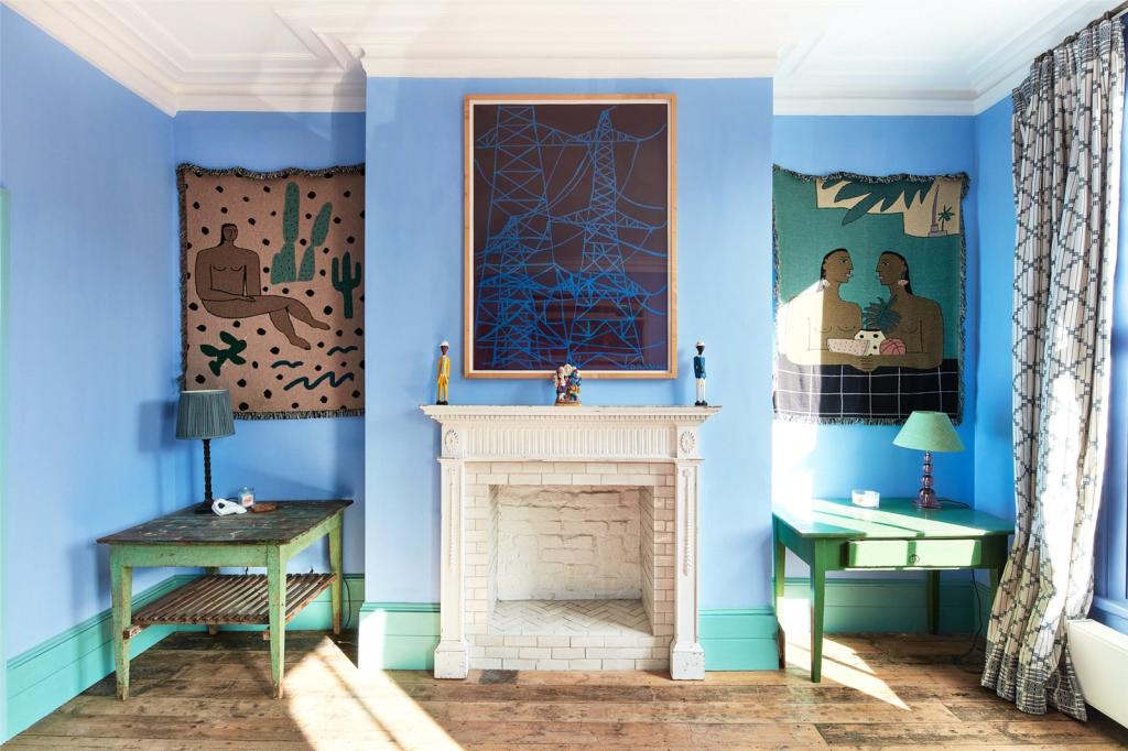 chambre avec cheminée et mur bleu chambre avec cheminée et mur bleu