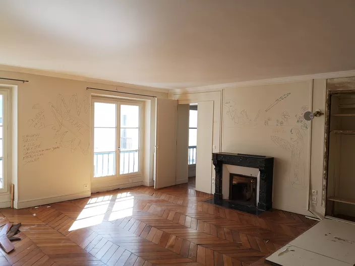 salon appartement haussmannien Paris avant rénovation