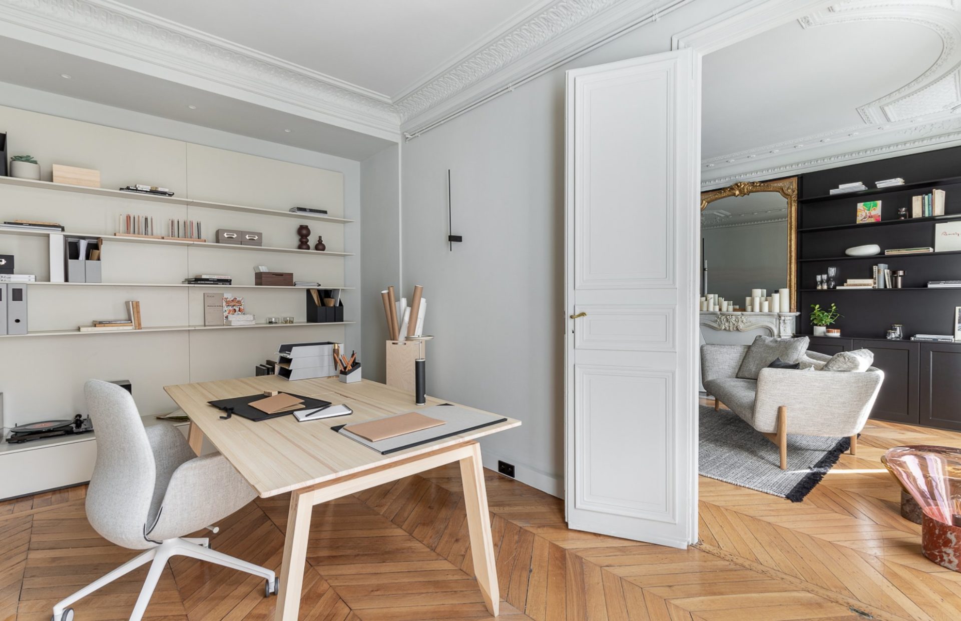 bureau avec moulures