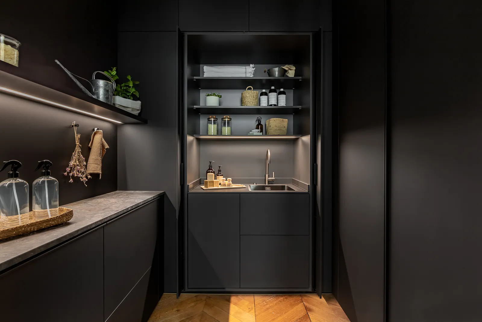 cuisine noire design appartement haussmannien décoration contemporaine