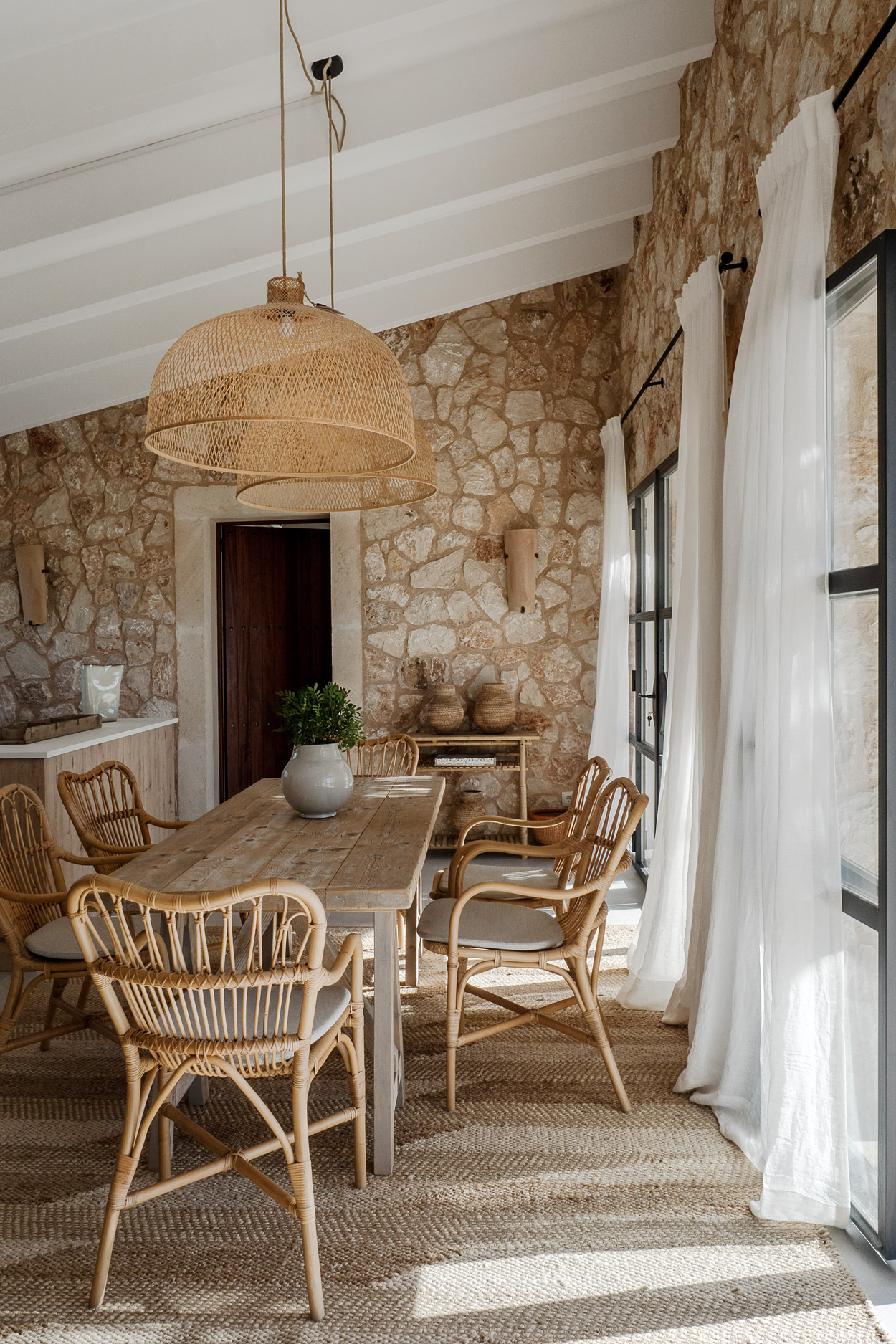 salle à manger maison en pierres
