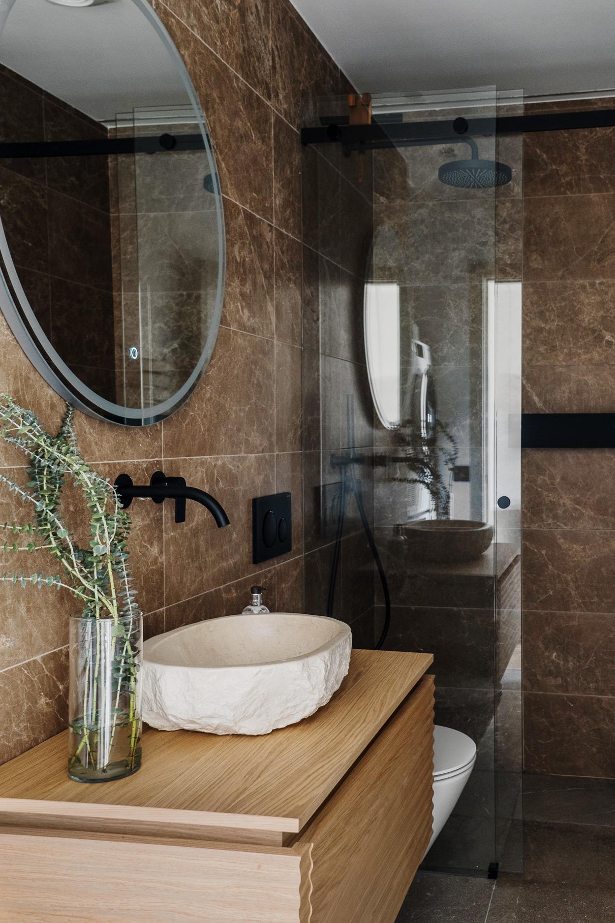 salle de bain marbre brun