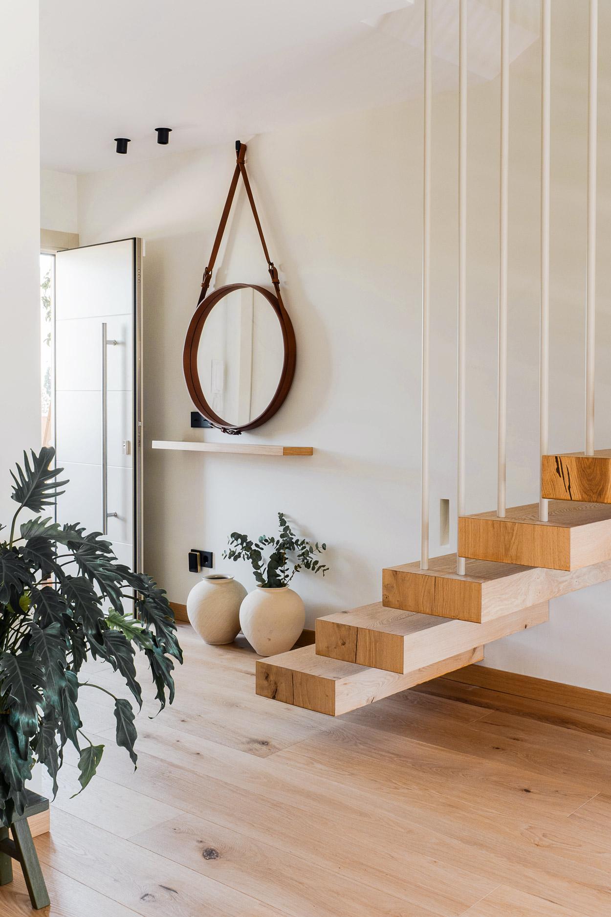 entrée avec escalier bois