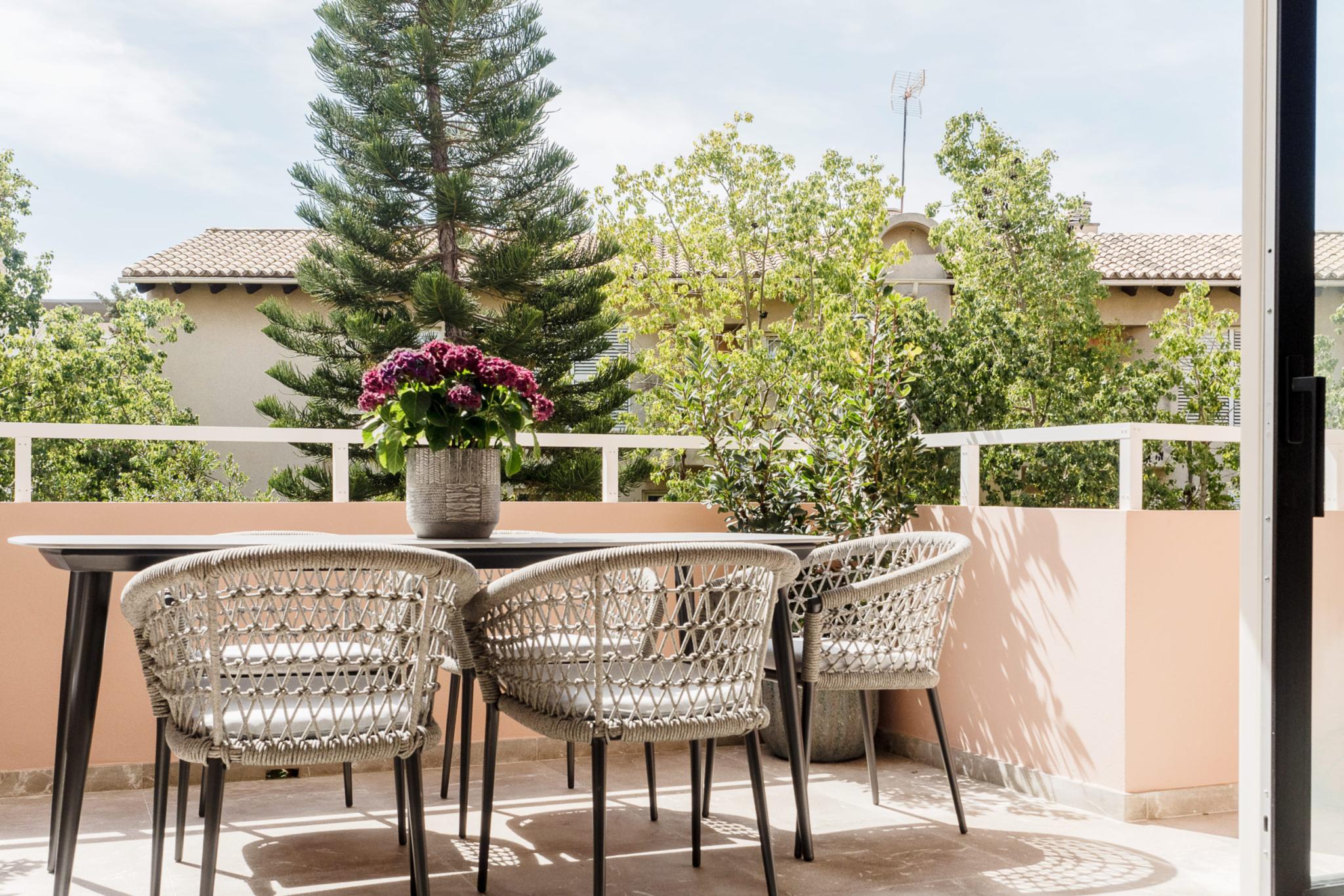 terrasse avec table décoration contemporaine