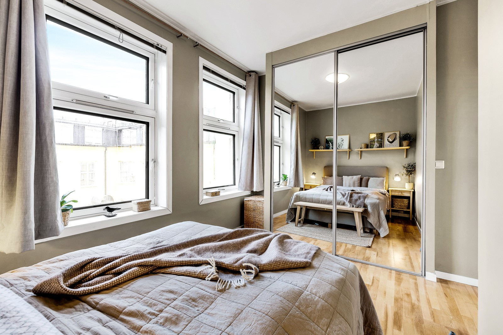 chambre décoration naturelle avec placards miroir