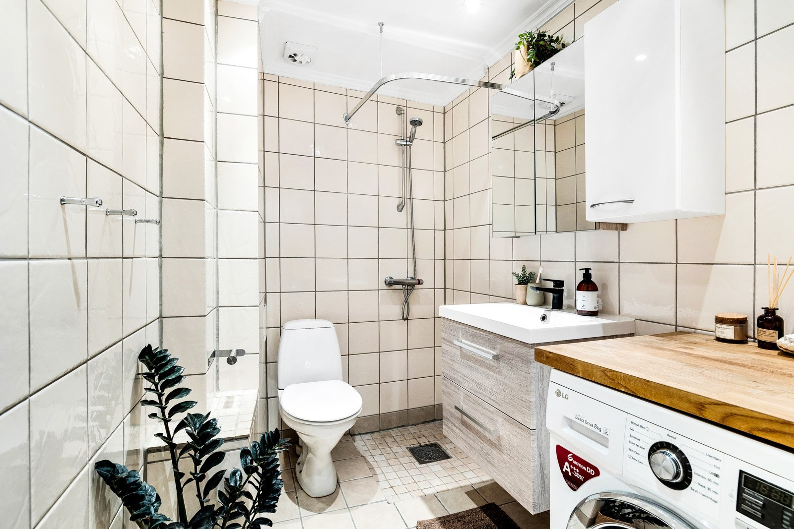 salle de bain blanche et bois