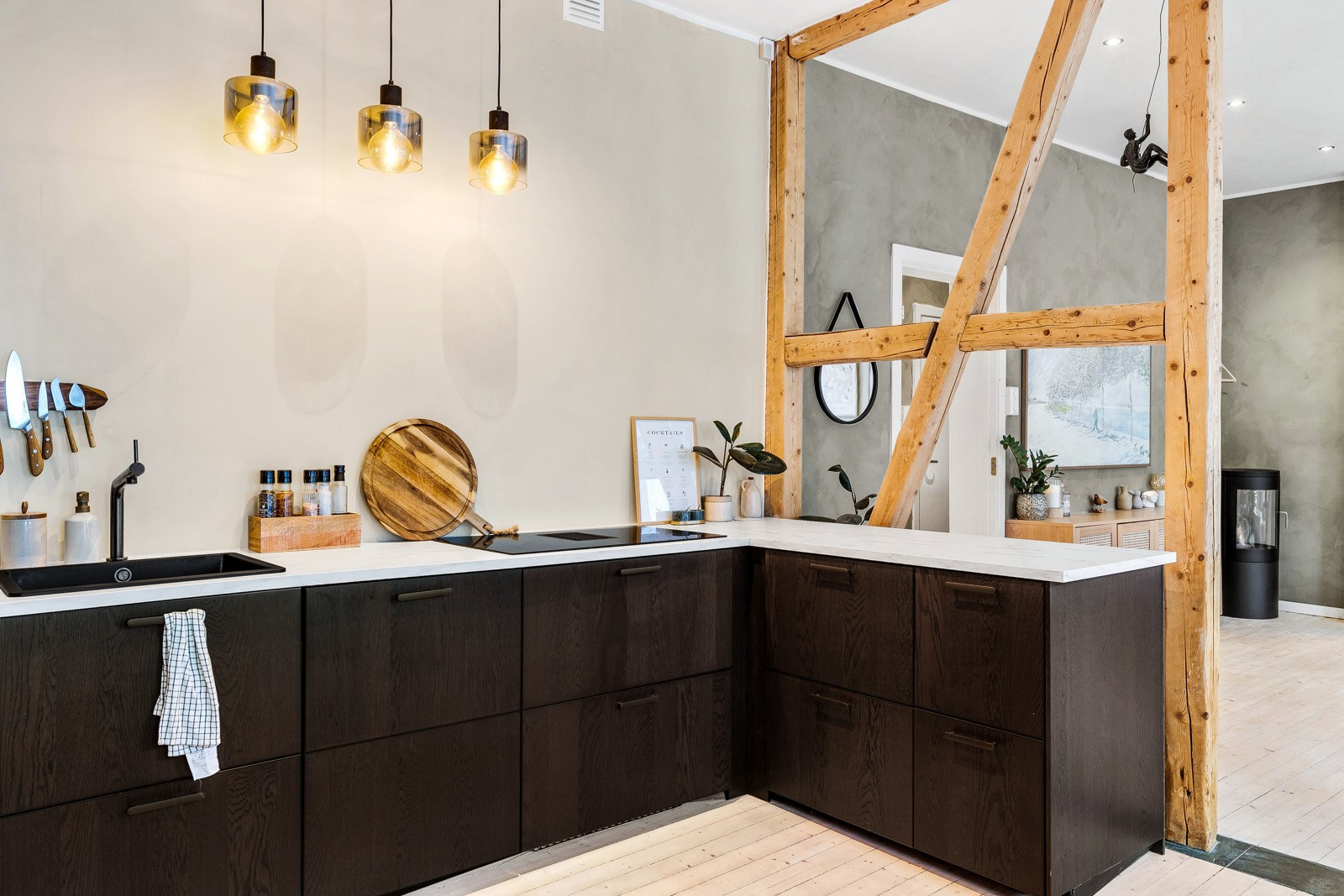 cuisine noire avec poutres anciennes décoration scandinave