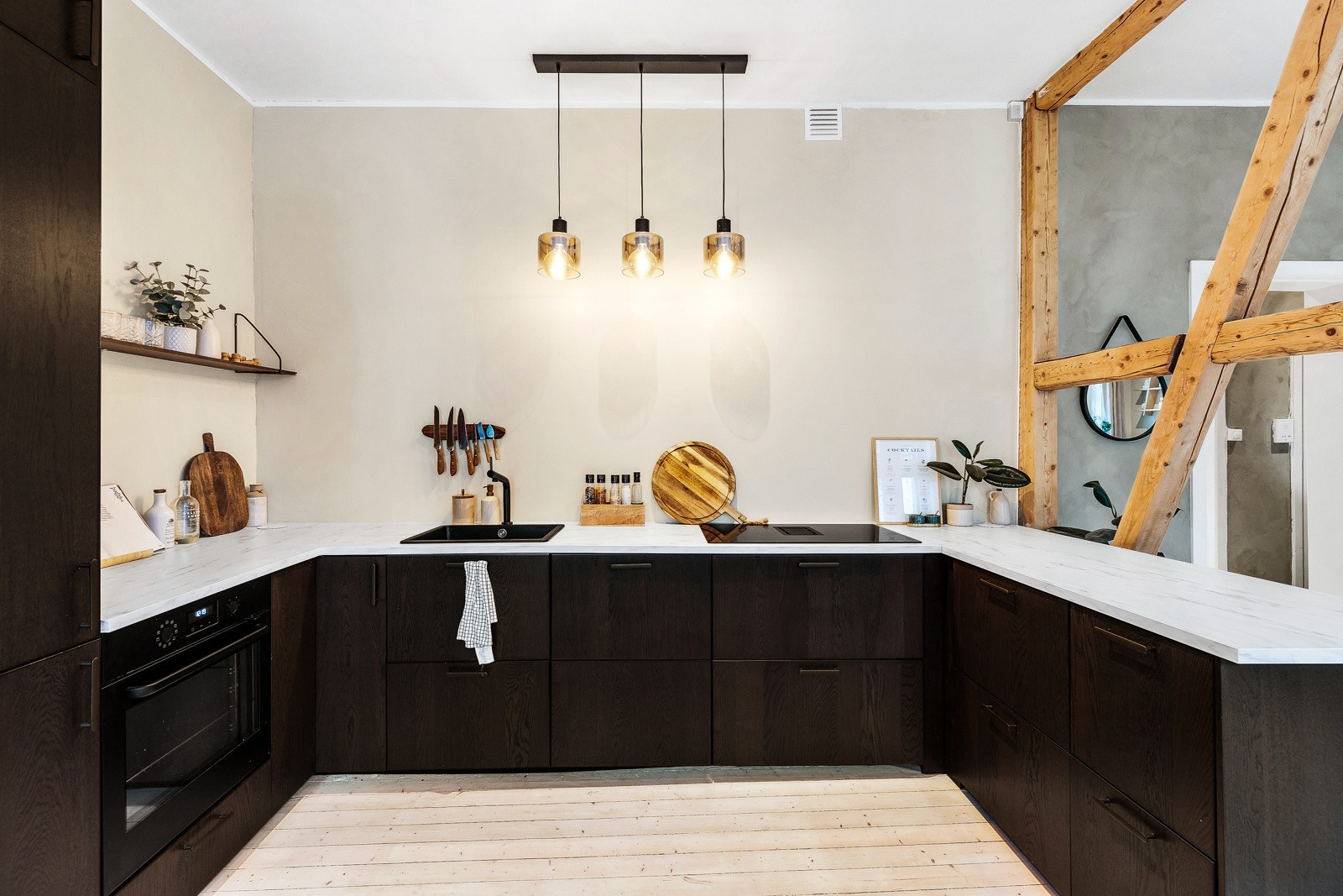 cuisine noire avec poutres anciennes décoration scandinave