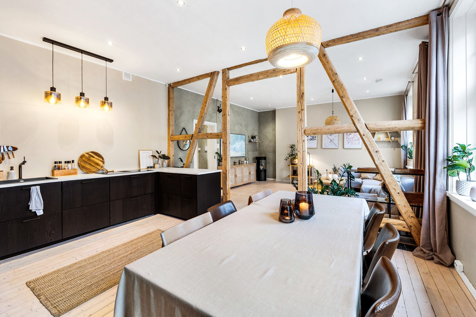 cuisine noire avec poutres anciennes décoration scandinave