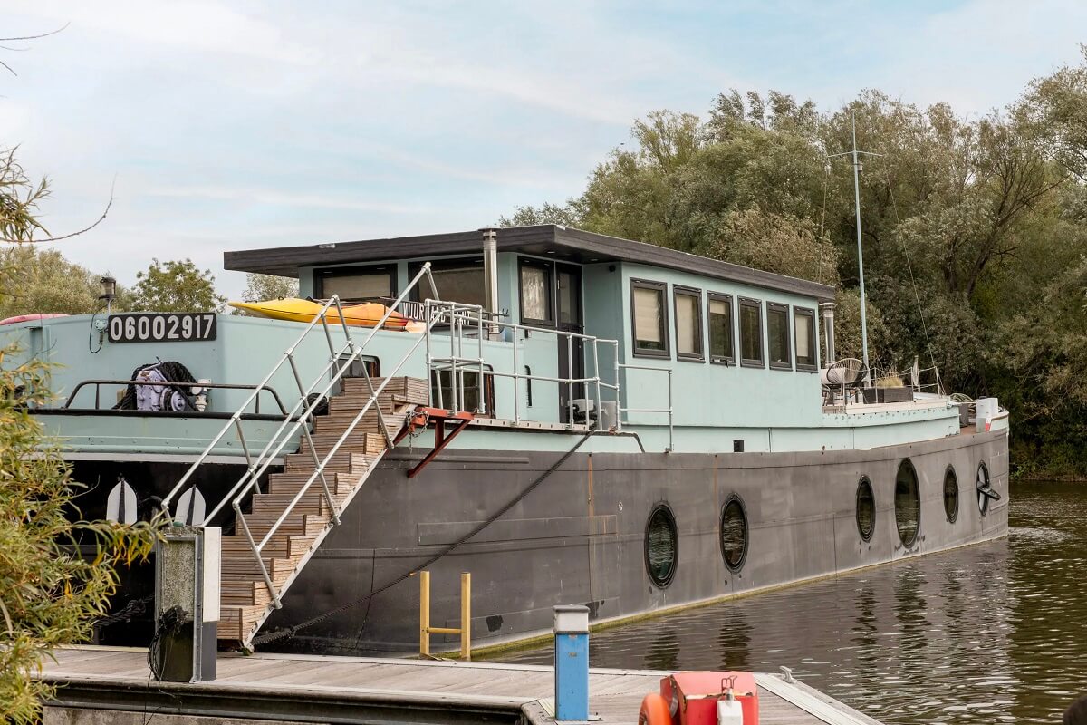 houseboat houseboat