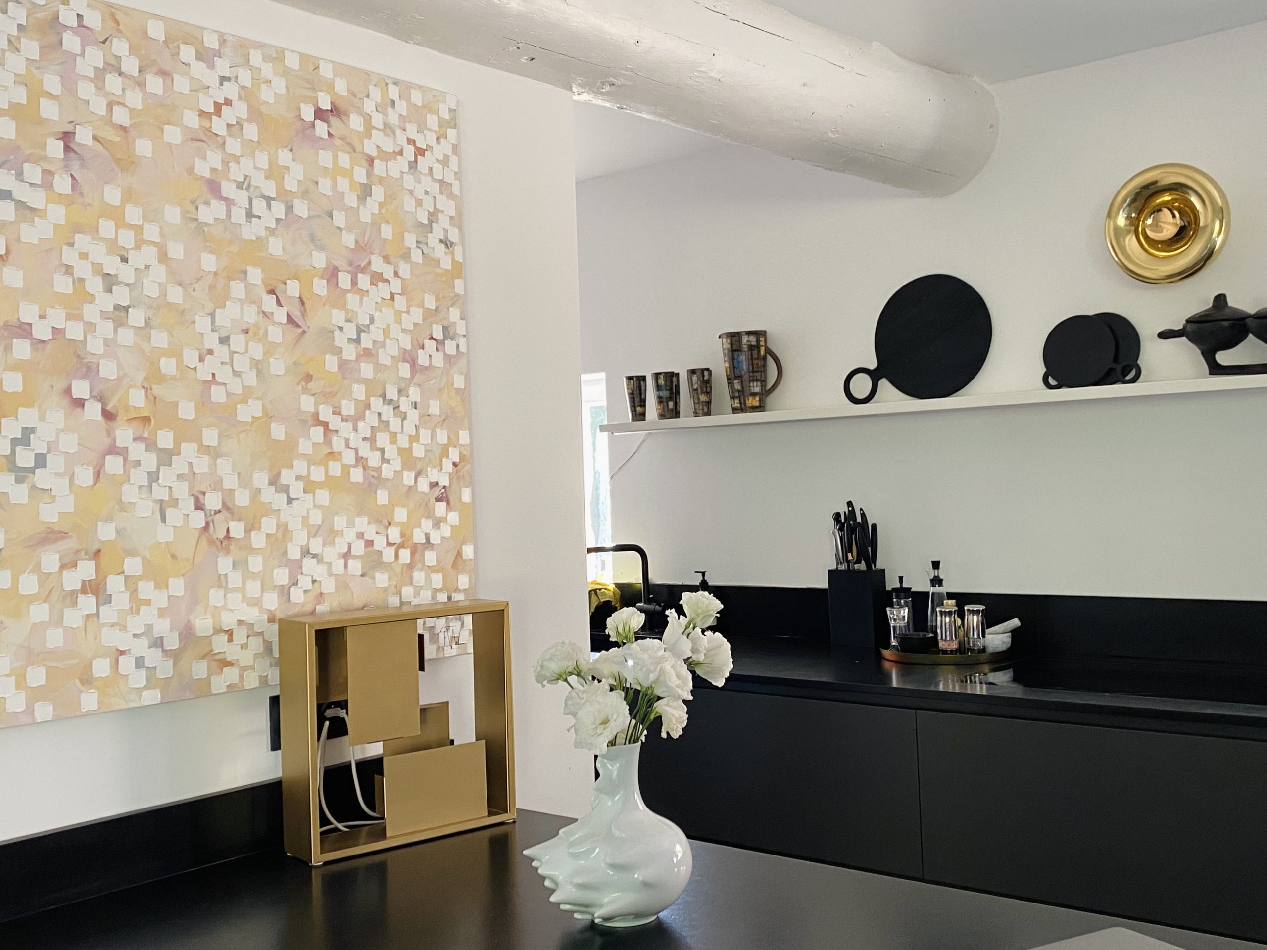 cuisine noire design maison en pierres contemporaine Elisabeth Von Wrede à Gordes