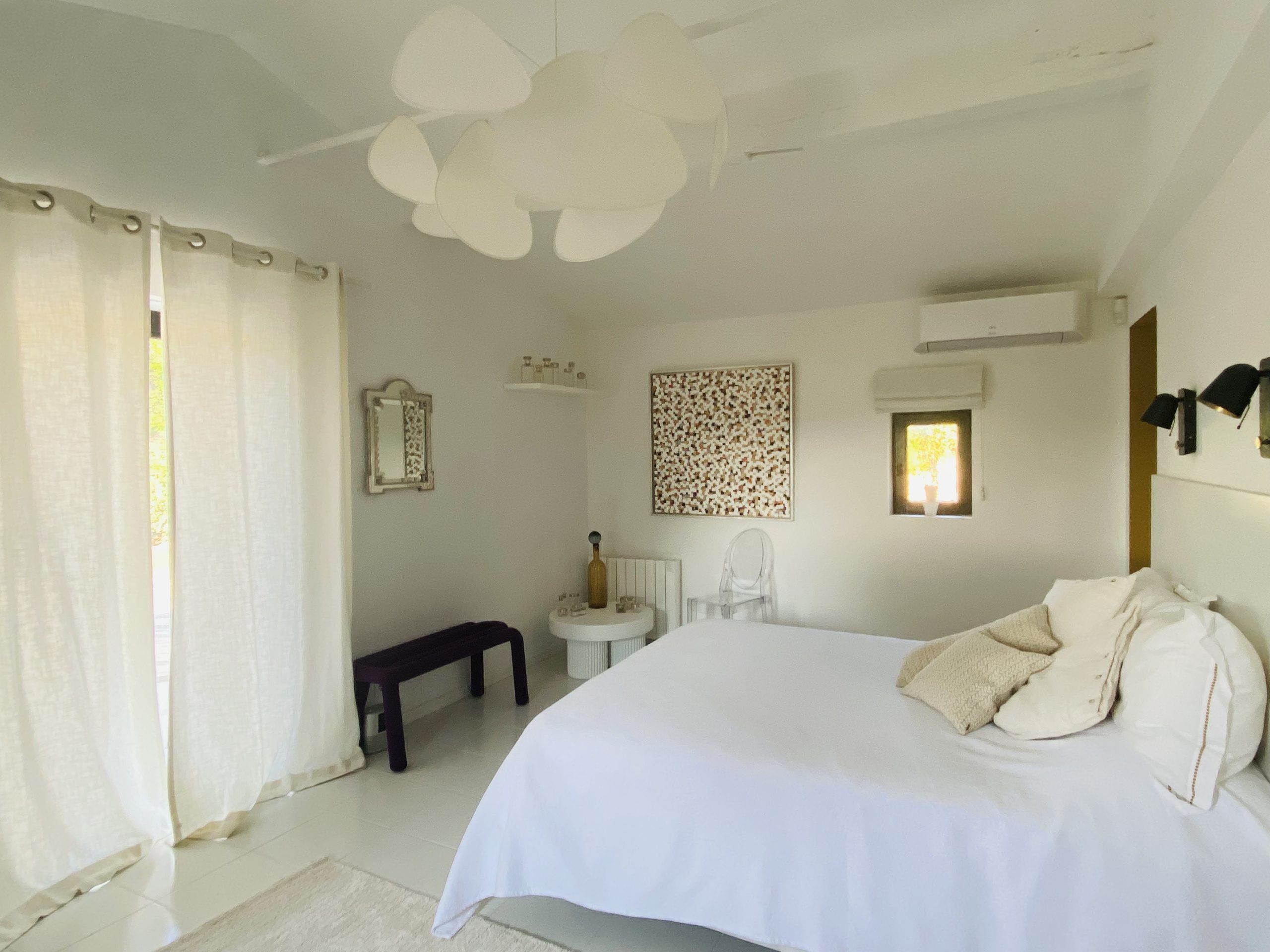 chambre minimaliste blanche