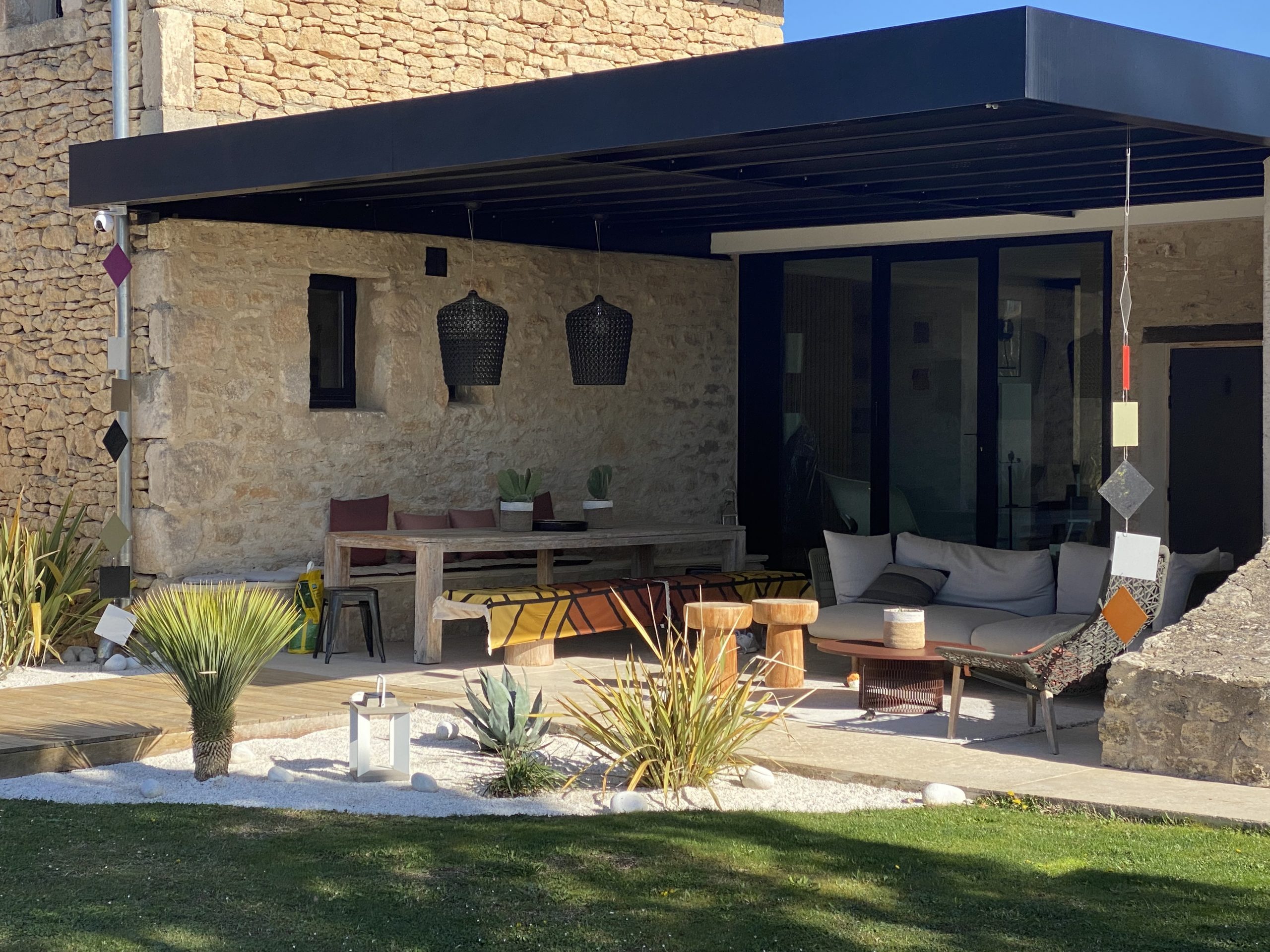 terrasse maison en pierres contemporaine Elisabeth Von Wrede à Gordes