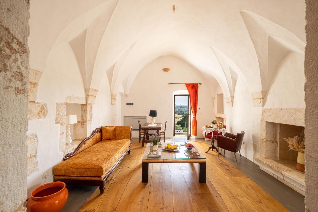 salon avec cheminée maison en pierres Pouilles salon avec cheminée maison en pierres Pouilles