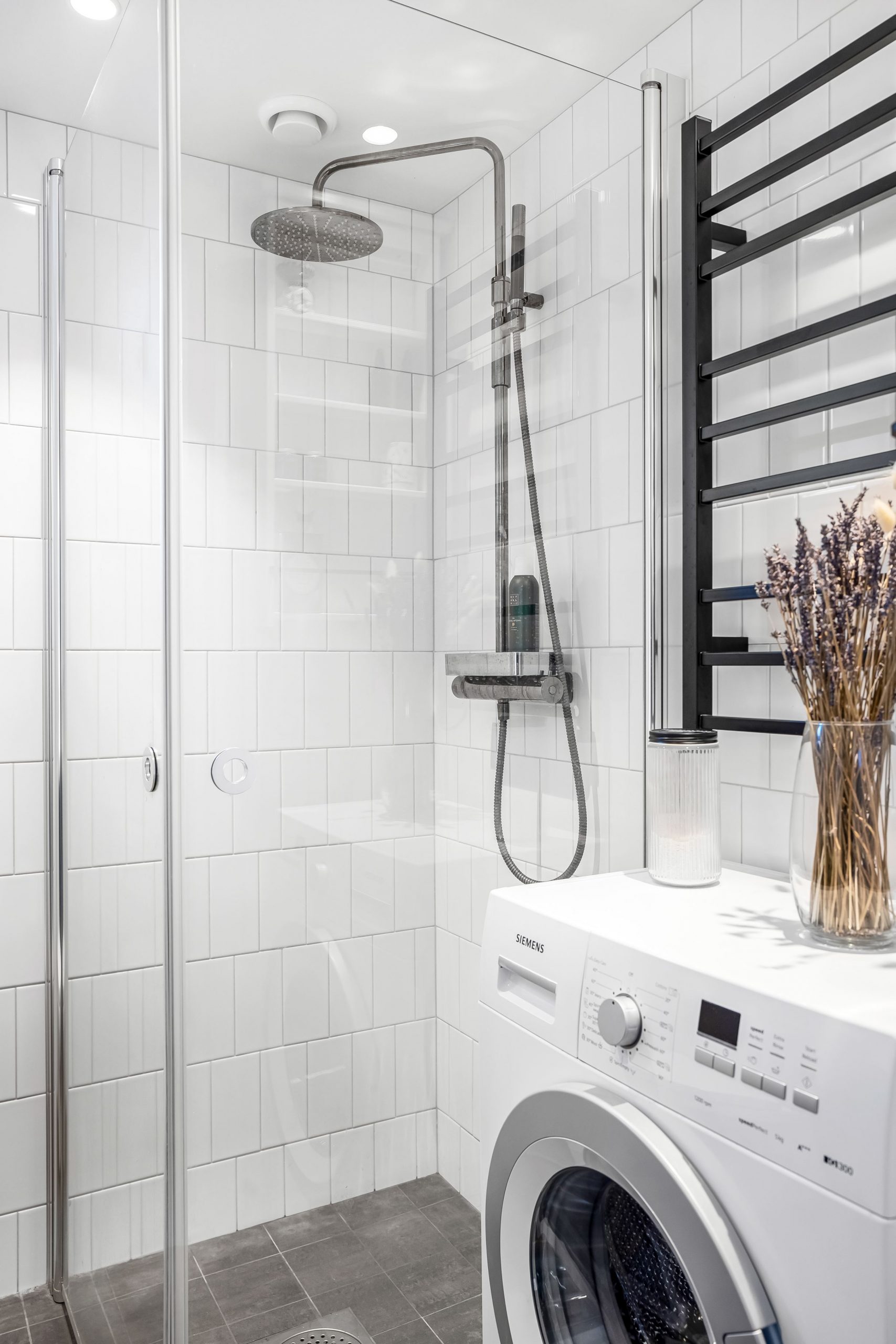 salle d salle d'eau carrelage blanc