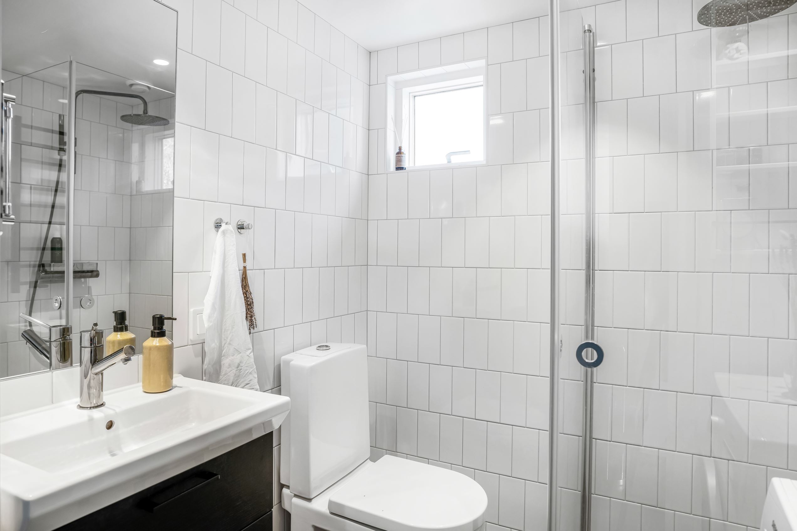 salle d salle d'eau carrelage blanc