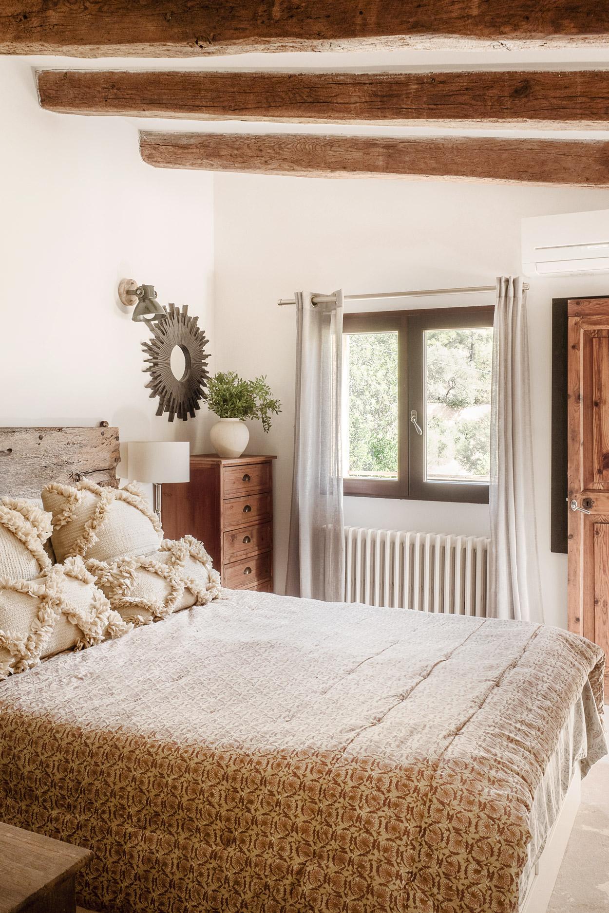chambre avec poutres maison en pierres chambre avec poutres maison en pierres