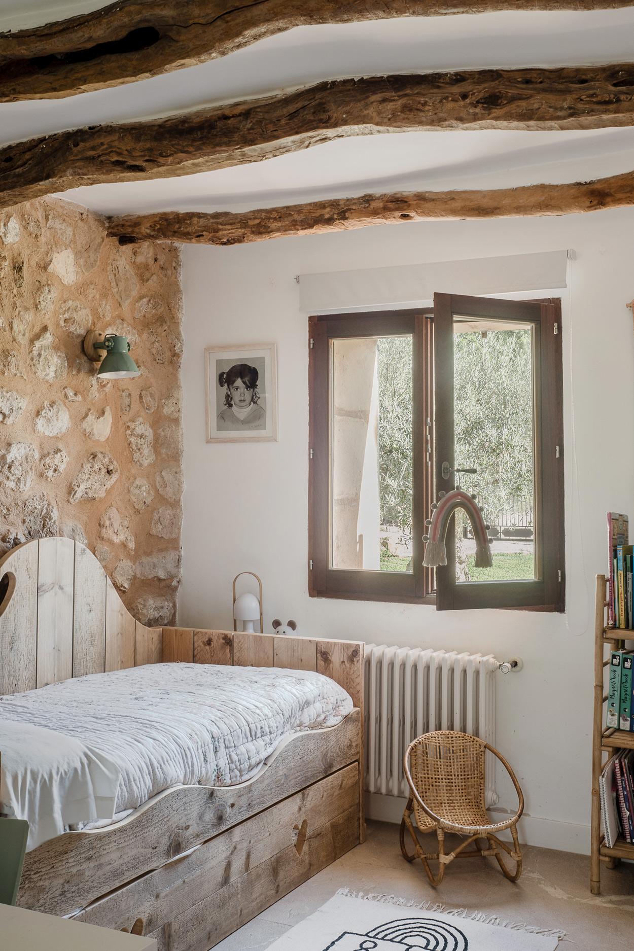 chambre avec poutres anciennes maison en pierres chambre avec poutres anciennes maison en pierres