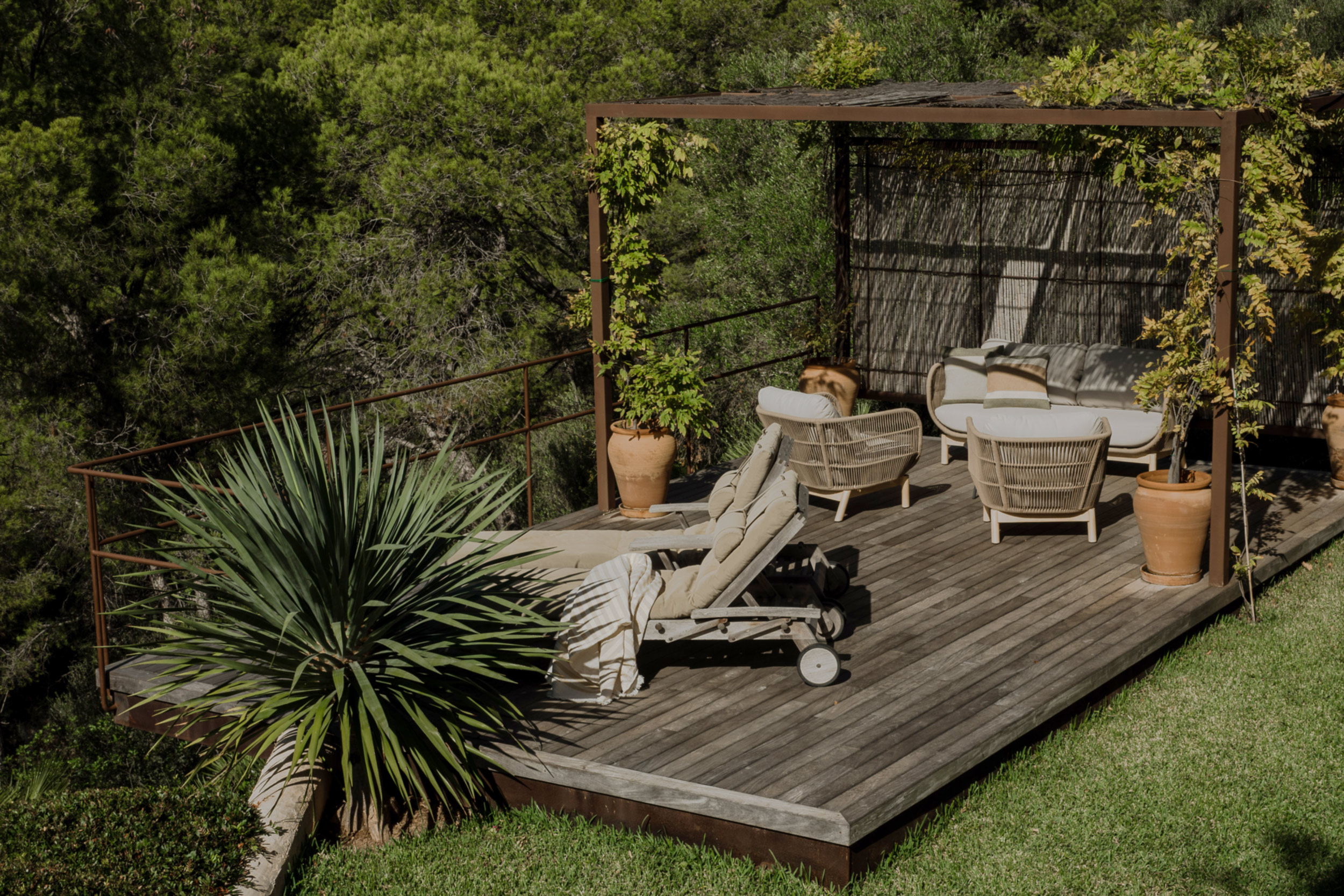 jardin avec pergola métal