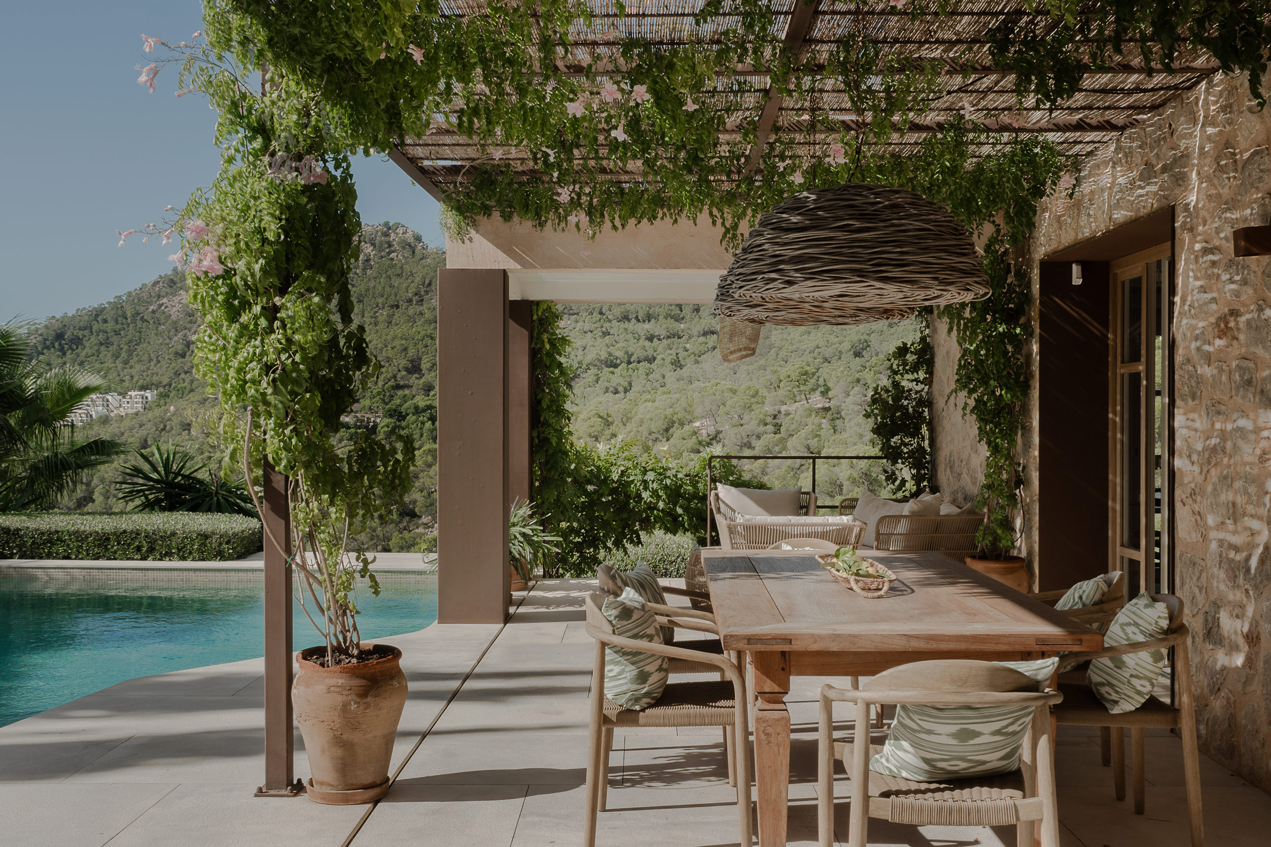 terrasse avec pergola métal maison méditerranéenne avec piscine