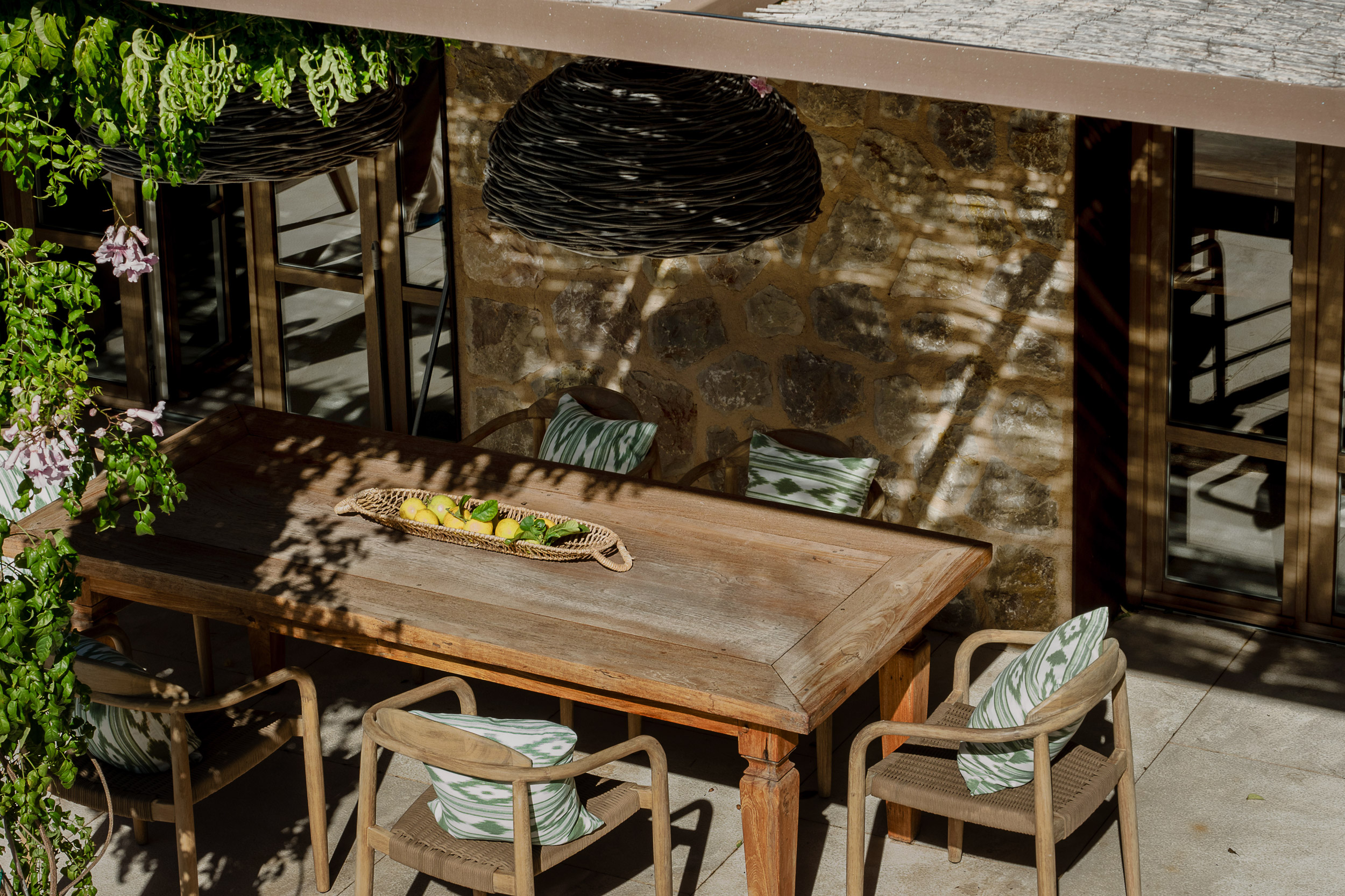 terrasse maison en pierres avec pergola acier