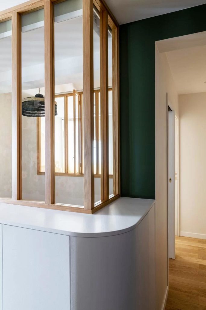 entrée avec verrière bois appartement Paris rénové