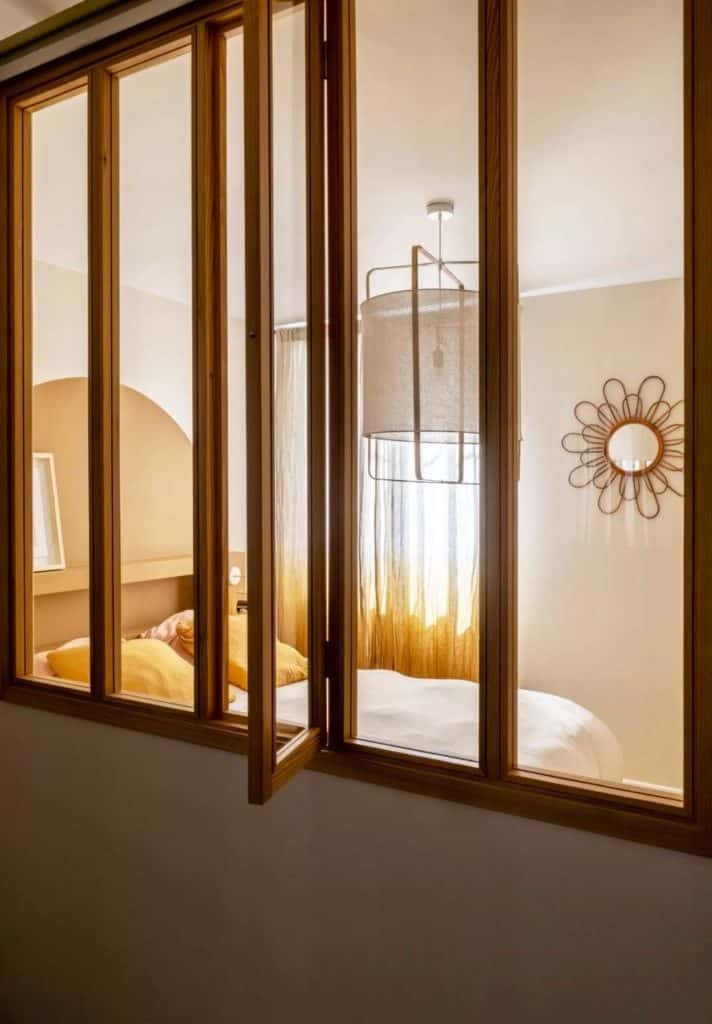 chambre en second jour avec verrière bois appartement Paris rénové