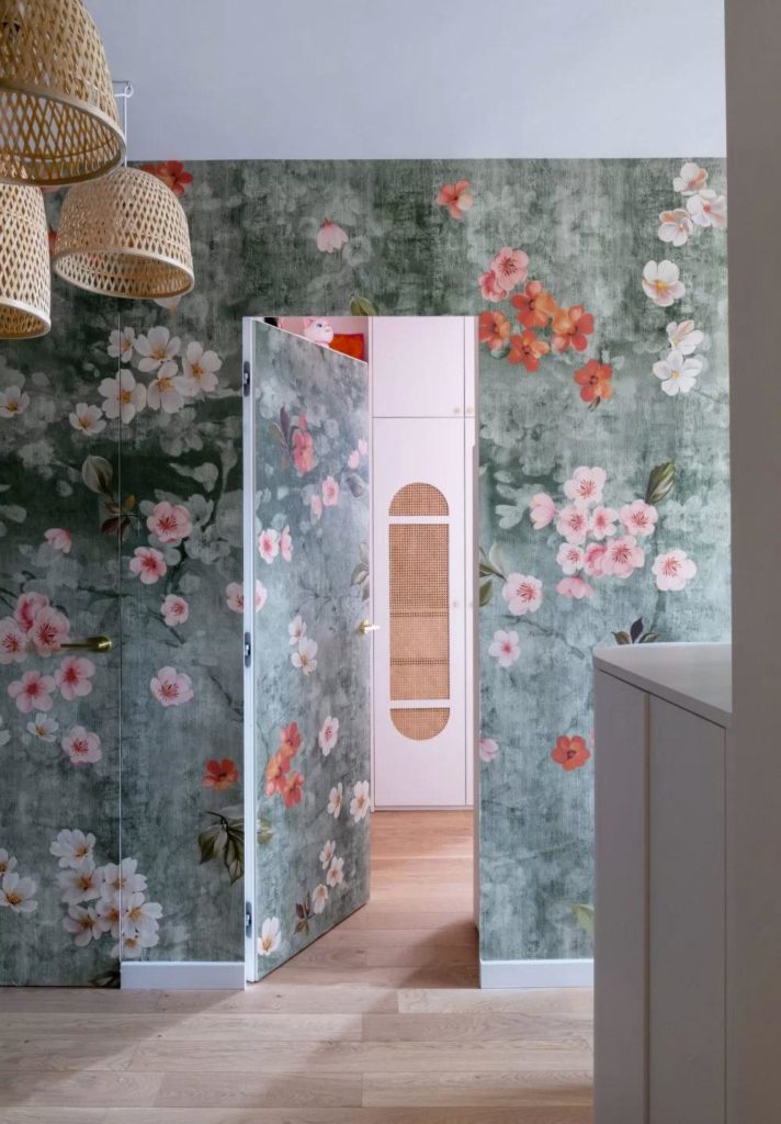 entrée avec papier-peint fleuri