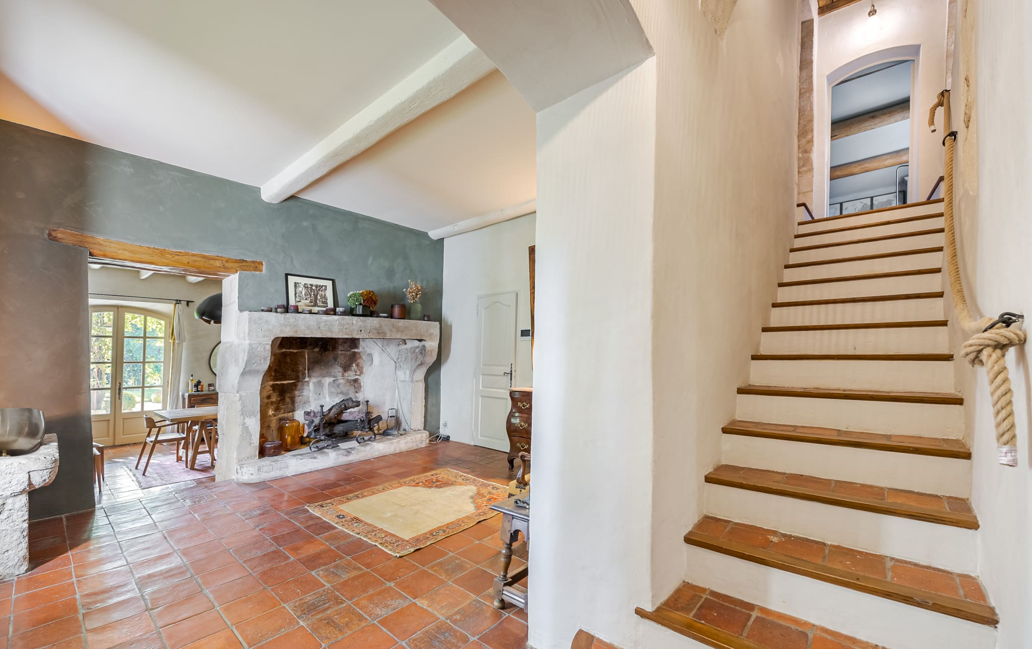 entrée avec escalier terre cuite maison en Provence entrée avec escalier terre cuite maison en Provence