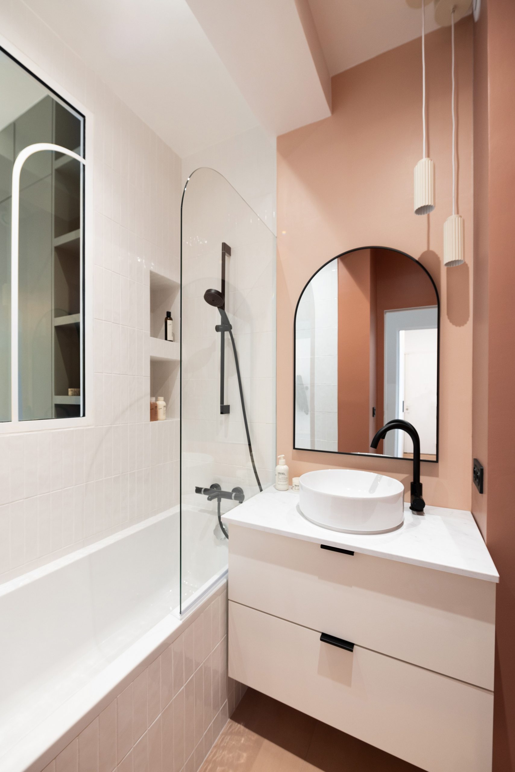 salle de bain avec verrière décoration terracotta appartement 45m2 Paris salle de bain avec verrière décoration terracotta appartement 45m2 Paris