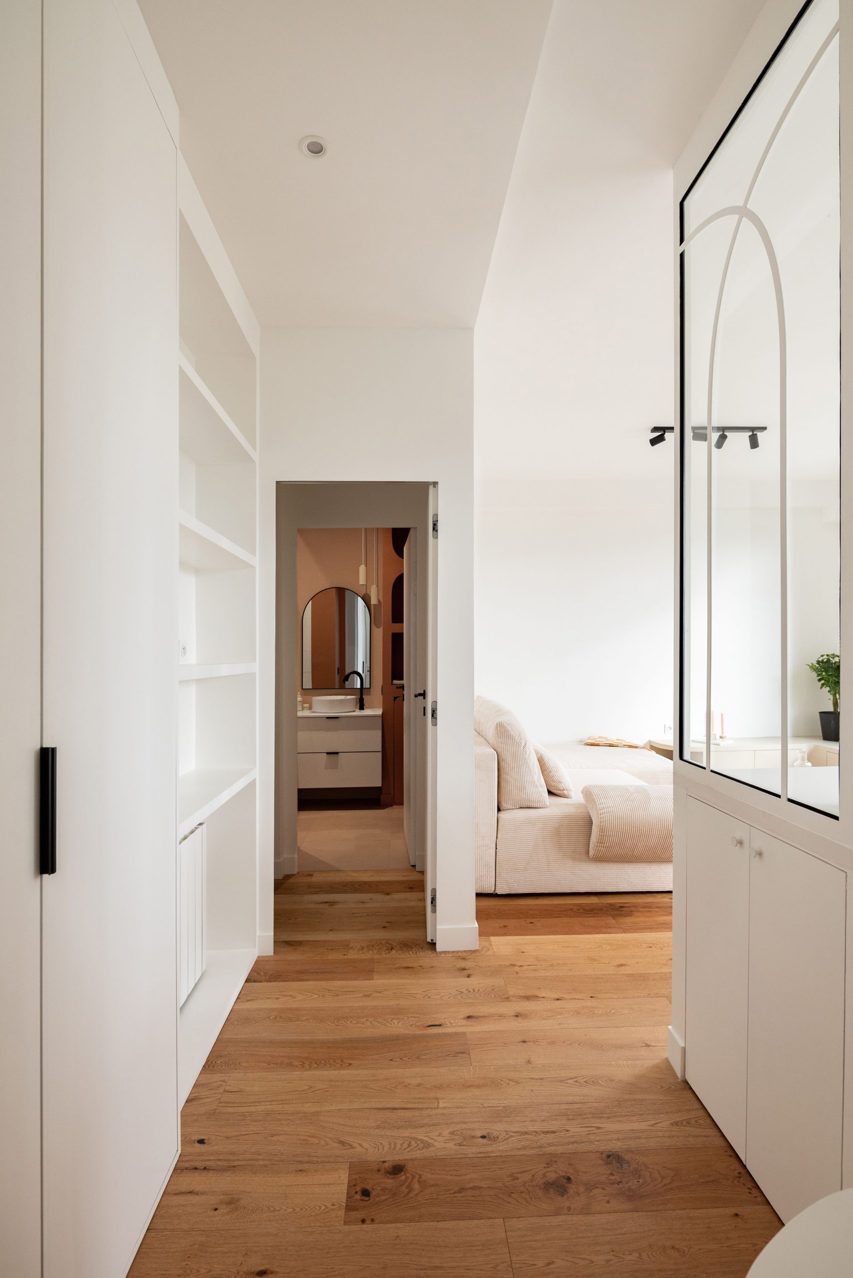 entrée avec banc et verrière blanche appartement 45m2 Paris entrée avec banc et verrière blanche appartement 45m2 Paris