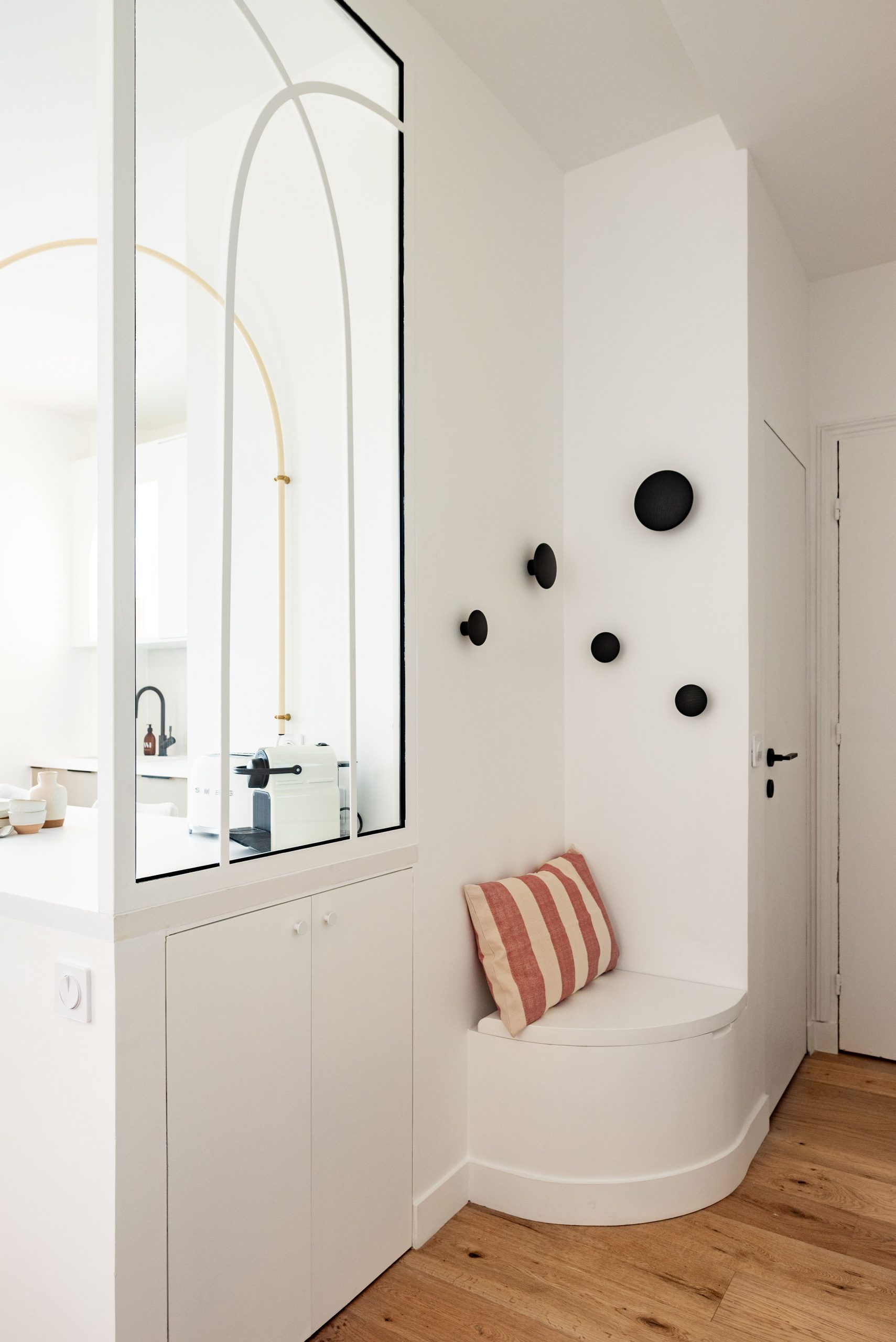 entrée avec banc et verrière blanche appartement 45m2 Paris entrée avec banc et verrière blanche appartement 45m2 Paris