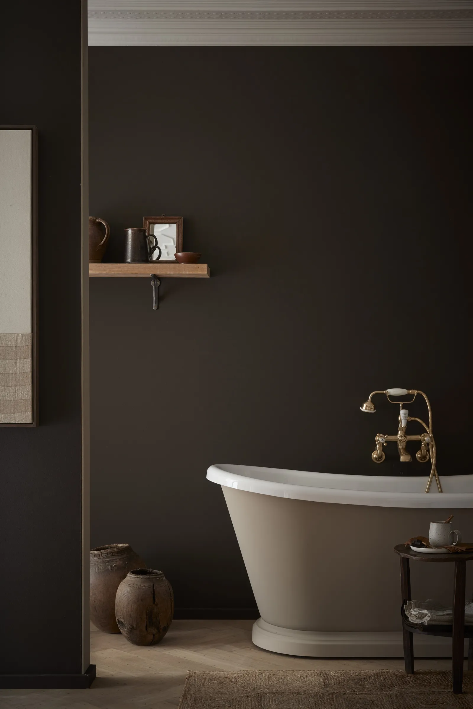 salle de bain mur marron foncé