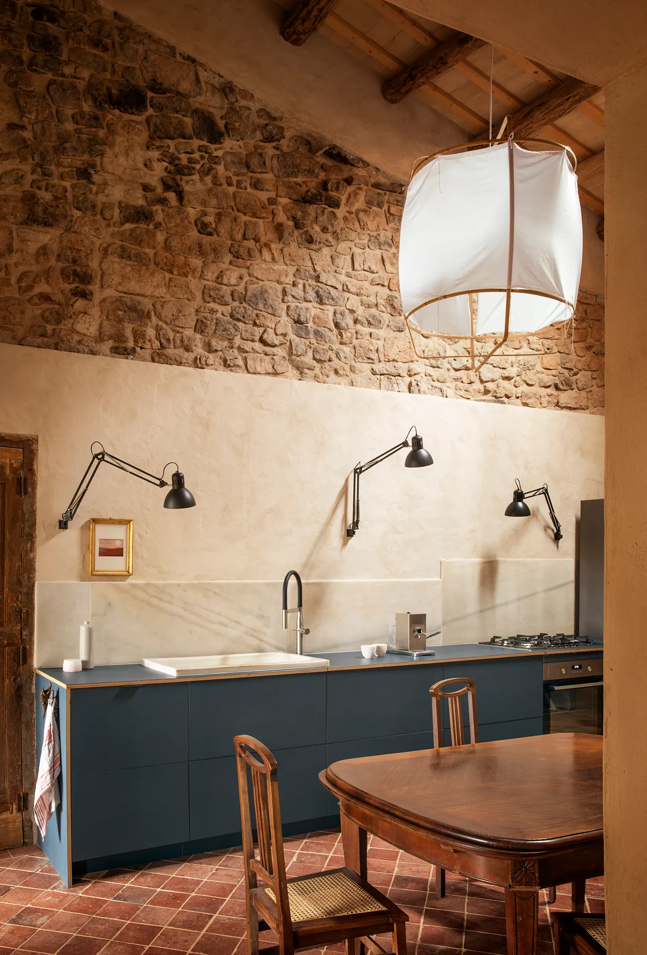 cuisine design bleue dans maison ancienne en pierre cuisine design bleue dans maison ancienne en pierre