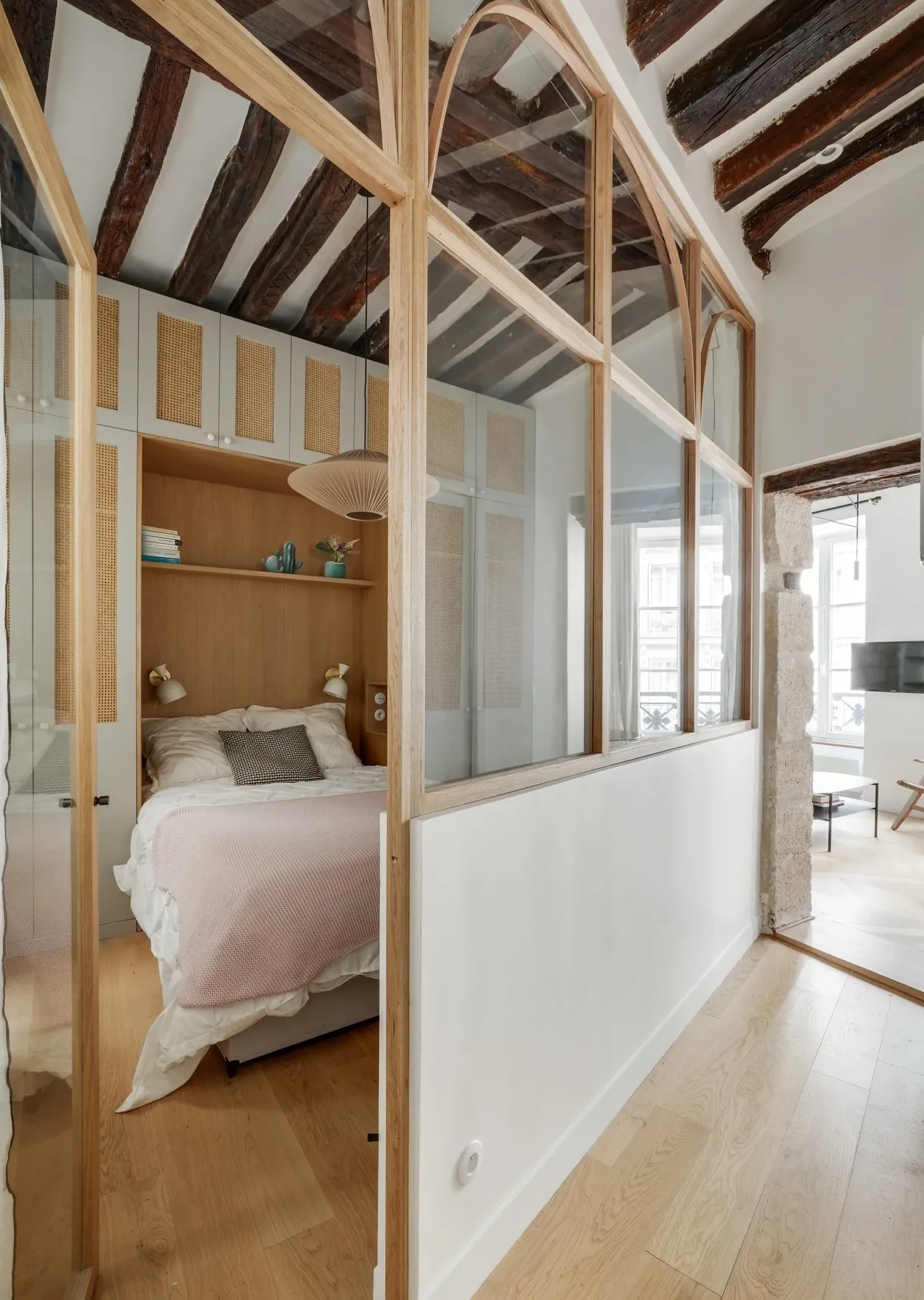 chambre avec poutres et verrière bois appartement 35m2 Paris