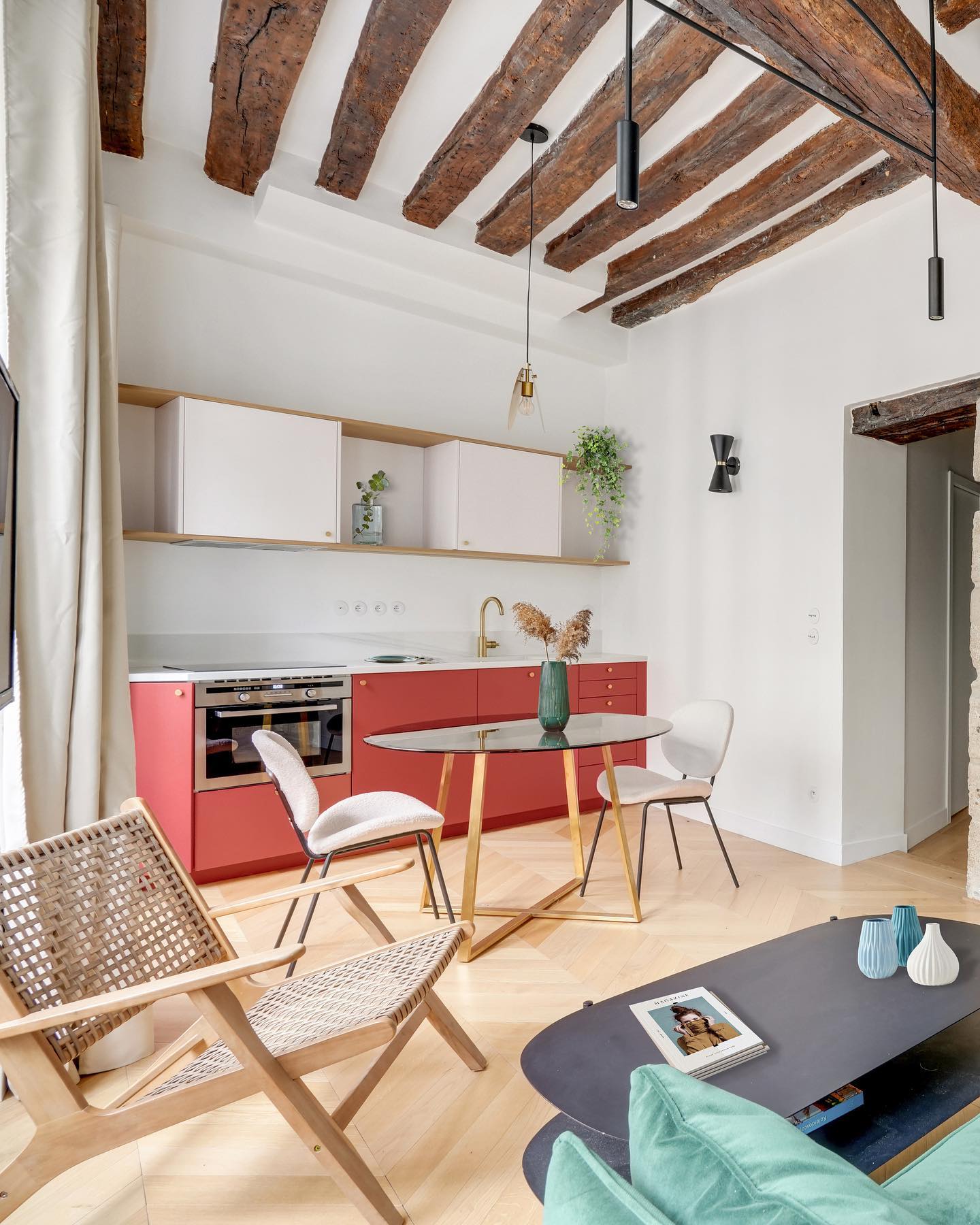 salon avec cuisine ouverte et poutres appartement de 35m2 à Paris